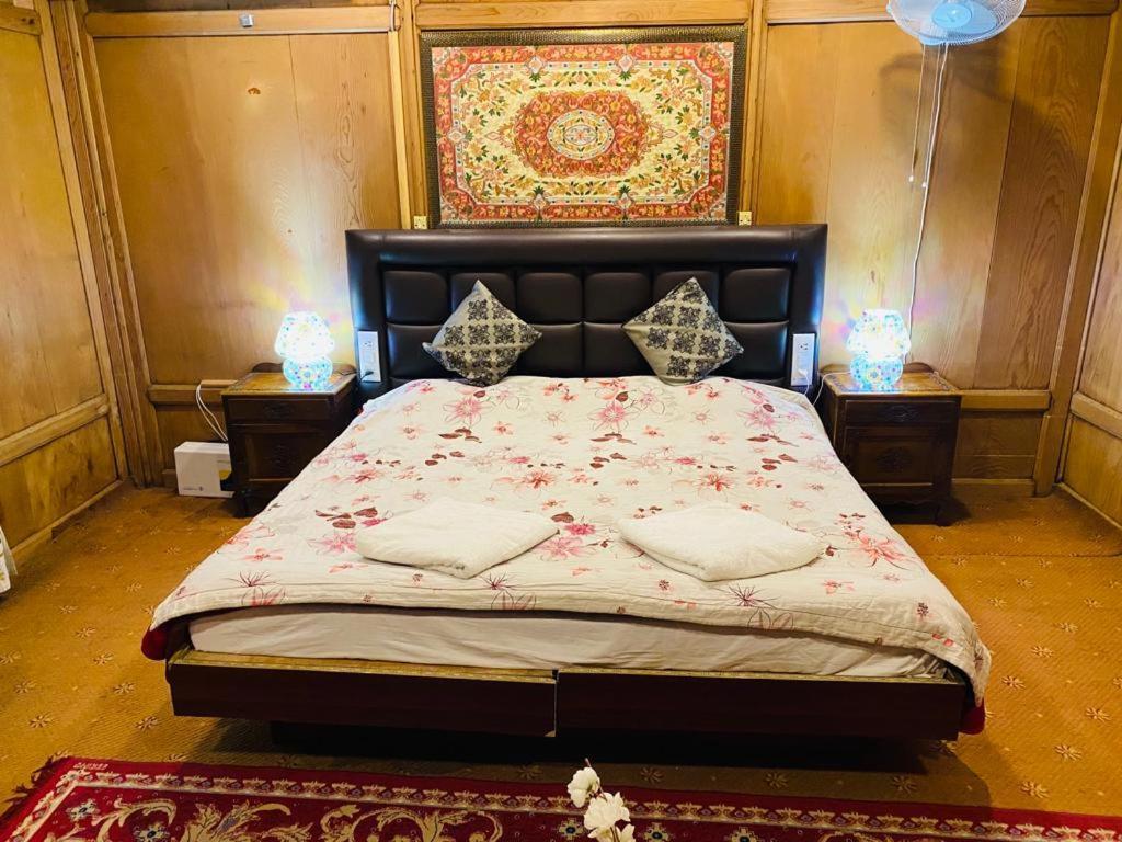 The Hayat Group Of Houseboats Botel Srinagar (Jammu and Kashmir)