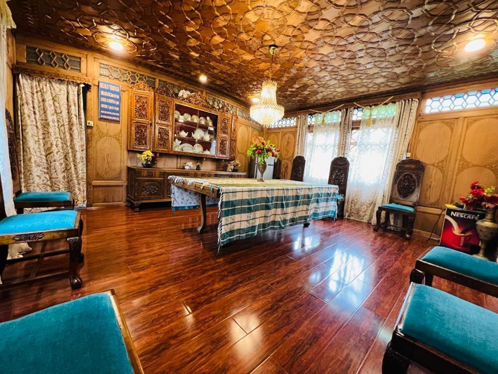 The Hayat Group Of Houseboats 4* Srinagar (Jammu and Kashmir)