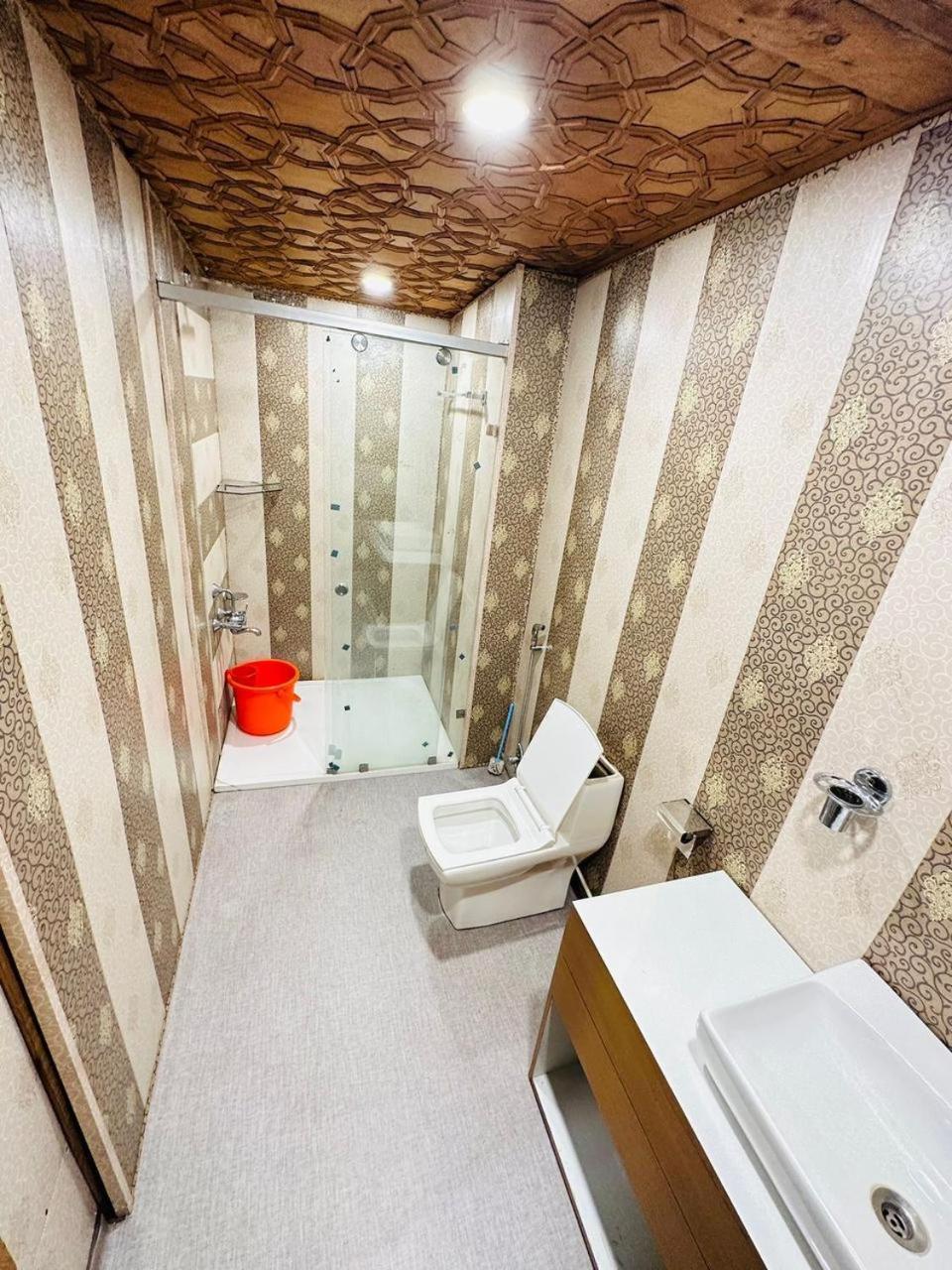 The Hayat Group Of Houseboats Botel 4*