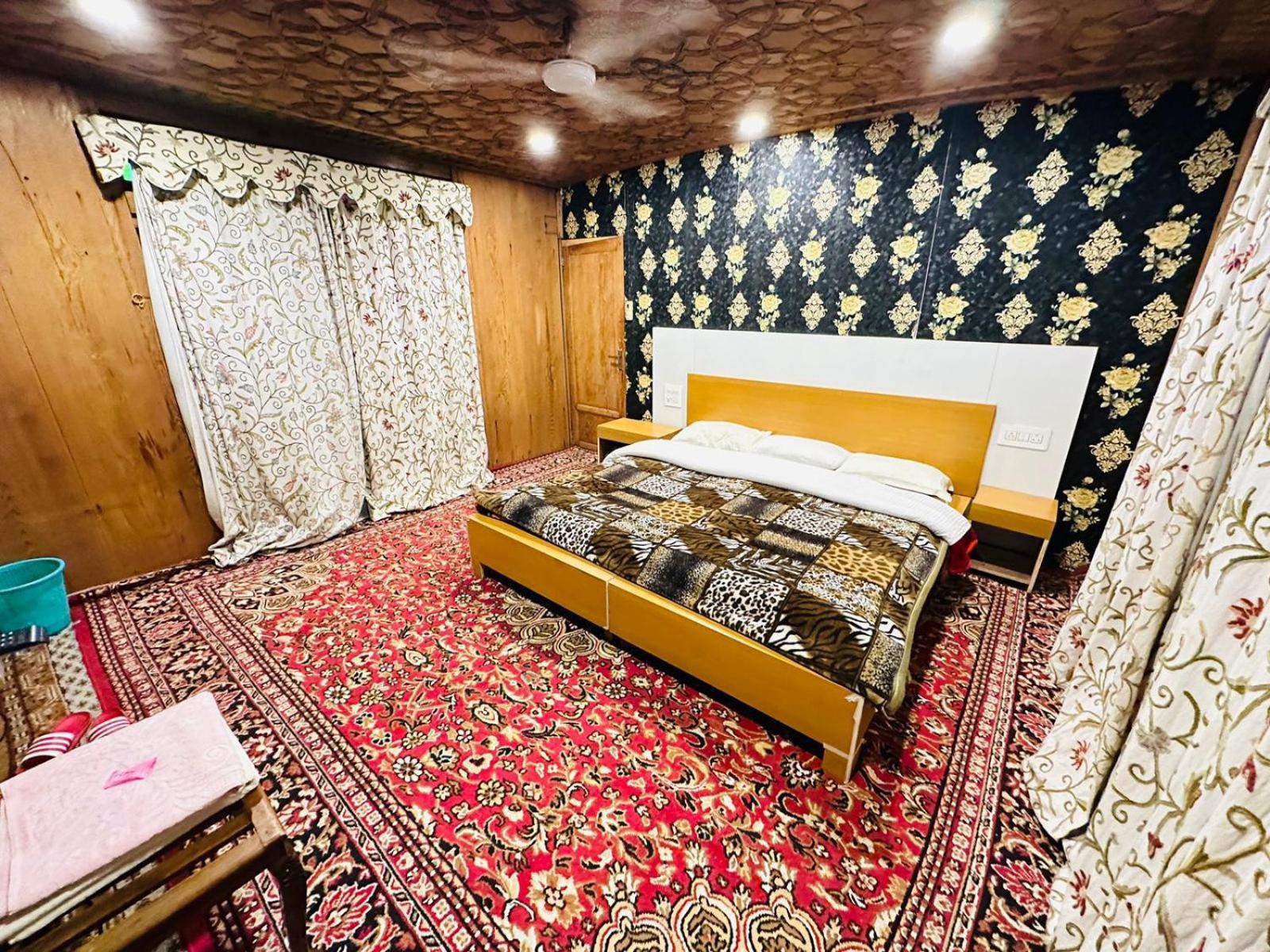 Botel The Hayat Group Of Houseboats 4*