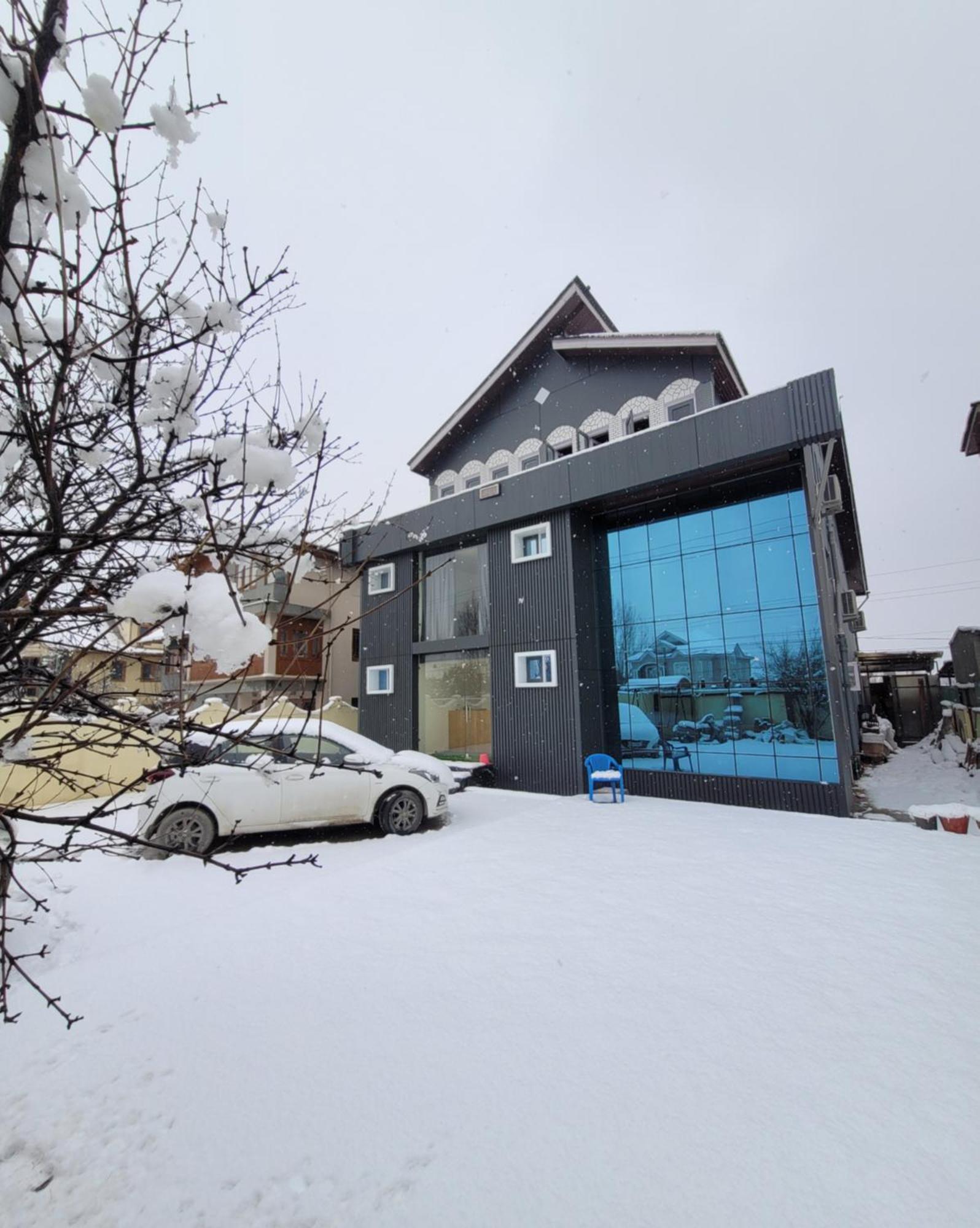 De-villaz Luxury Guest house Srinagar (Jammu and Kashmir)