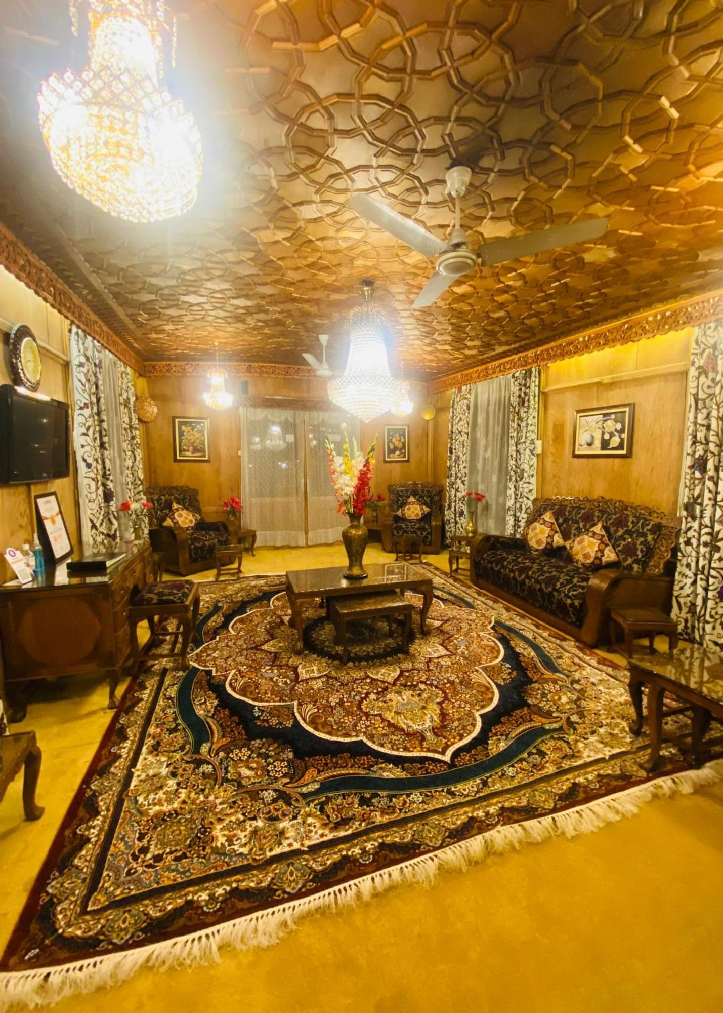 The Heritage Group Of Houseboats Hotel