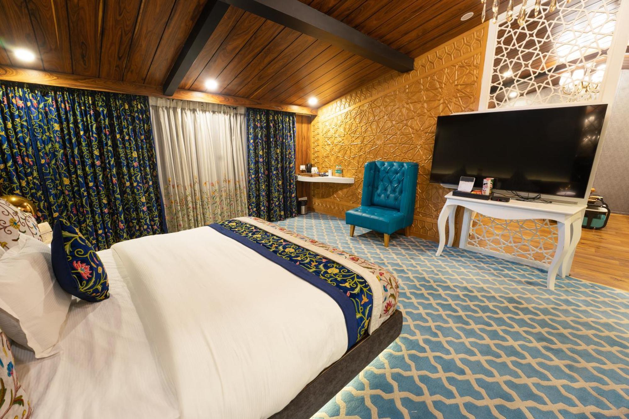 Snowland, Hotel 4*