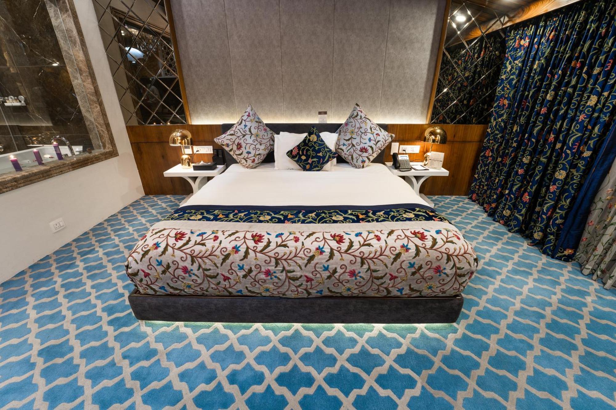 Snowland, Hotel