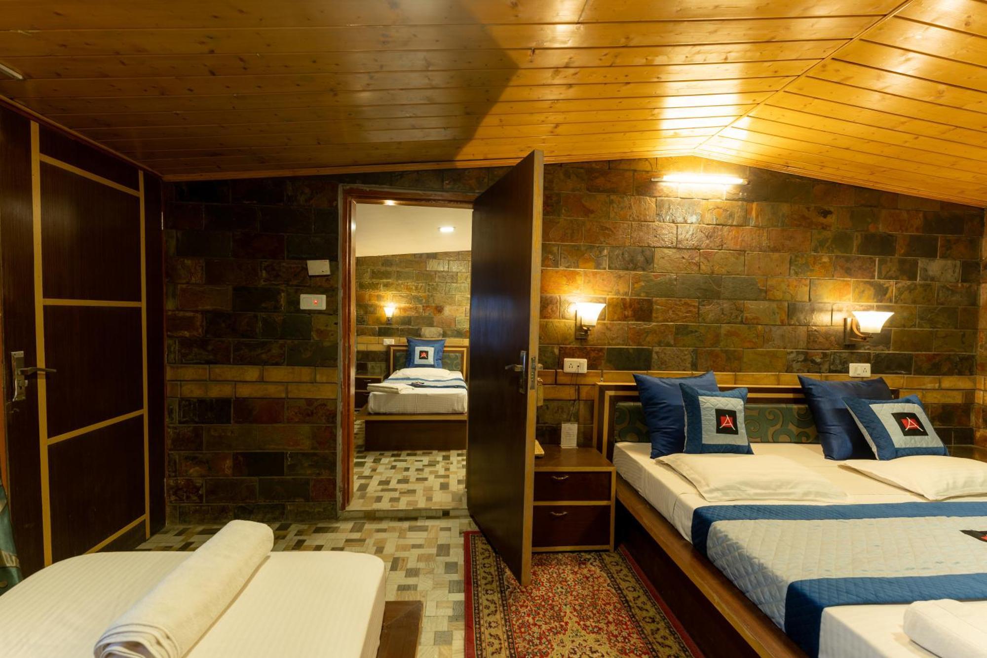 Hotel Akbar At Dal Lake Ghat Number 1 Hotel 3*