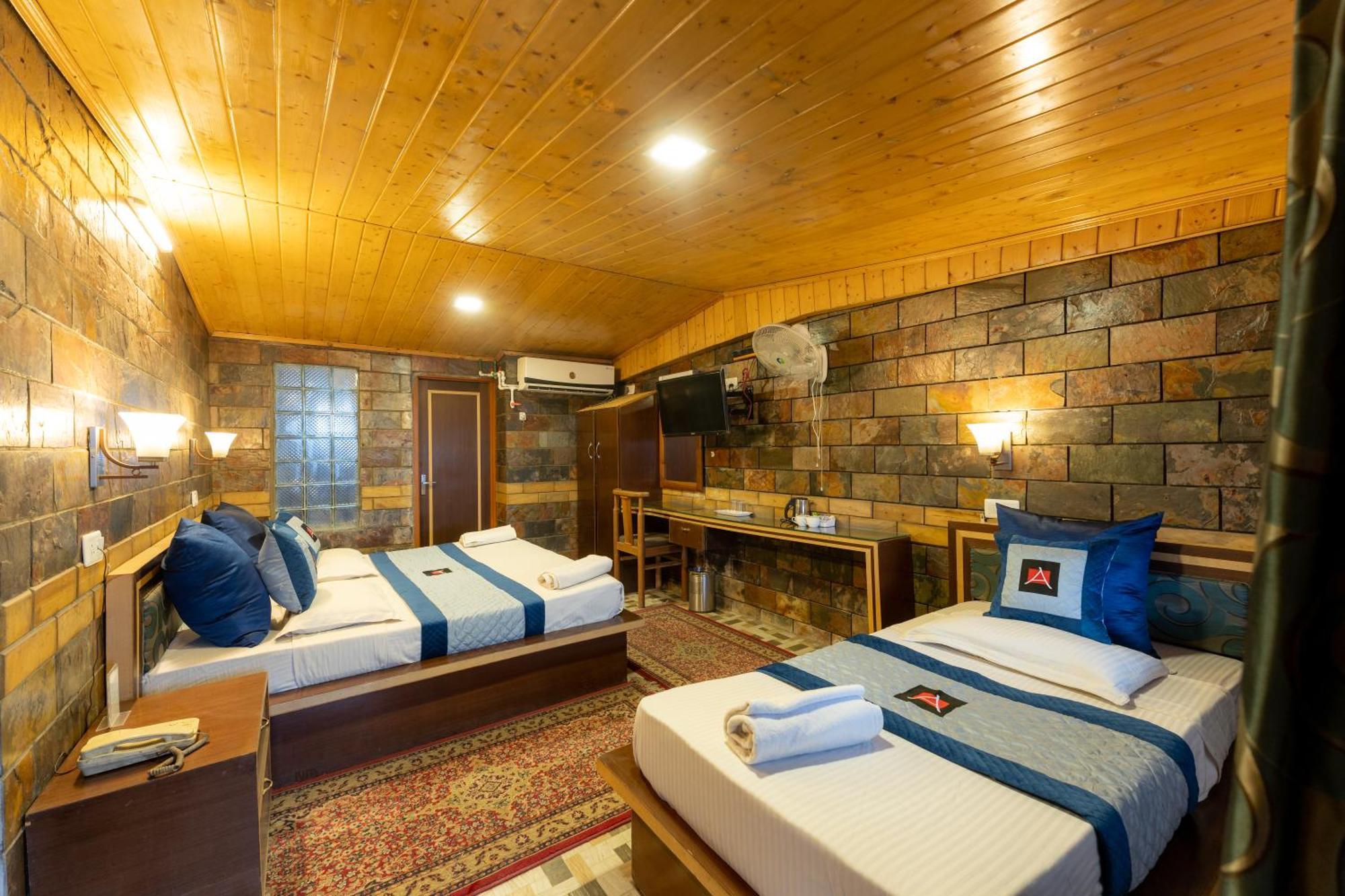 Hotel Akbar At Dal Lake Ghat Number 1 3*
