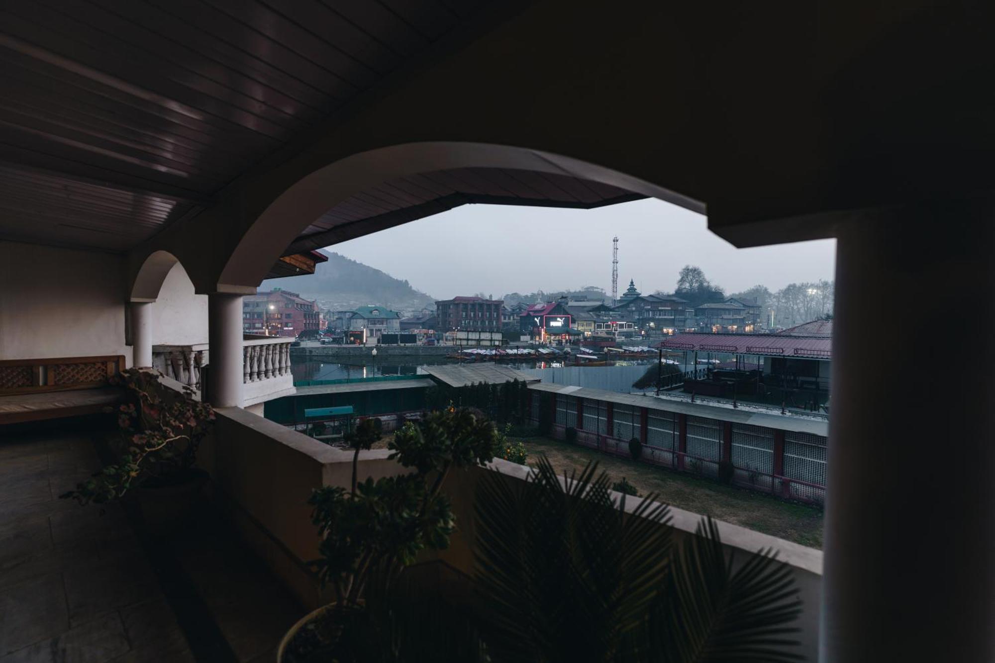Hotel Hotel Akbar At Dal Lake Ghat Number 1 Srinagar (Jammu and Kashmir)