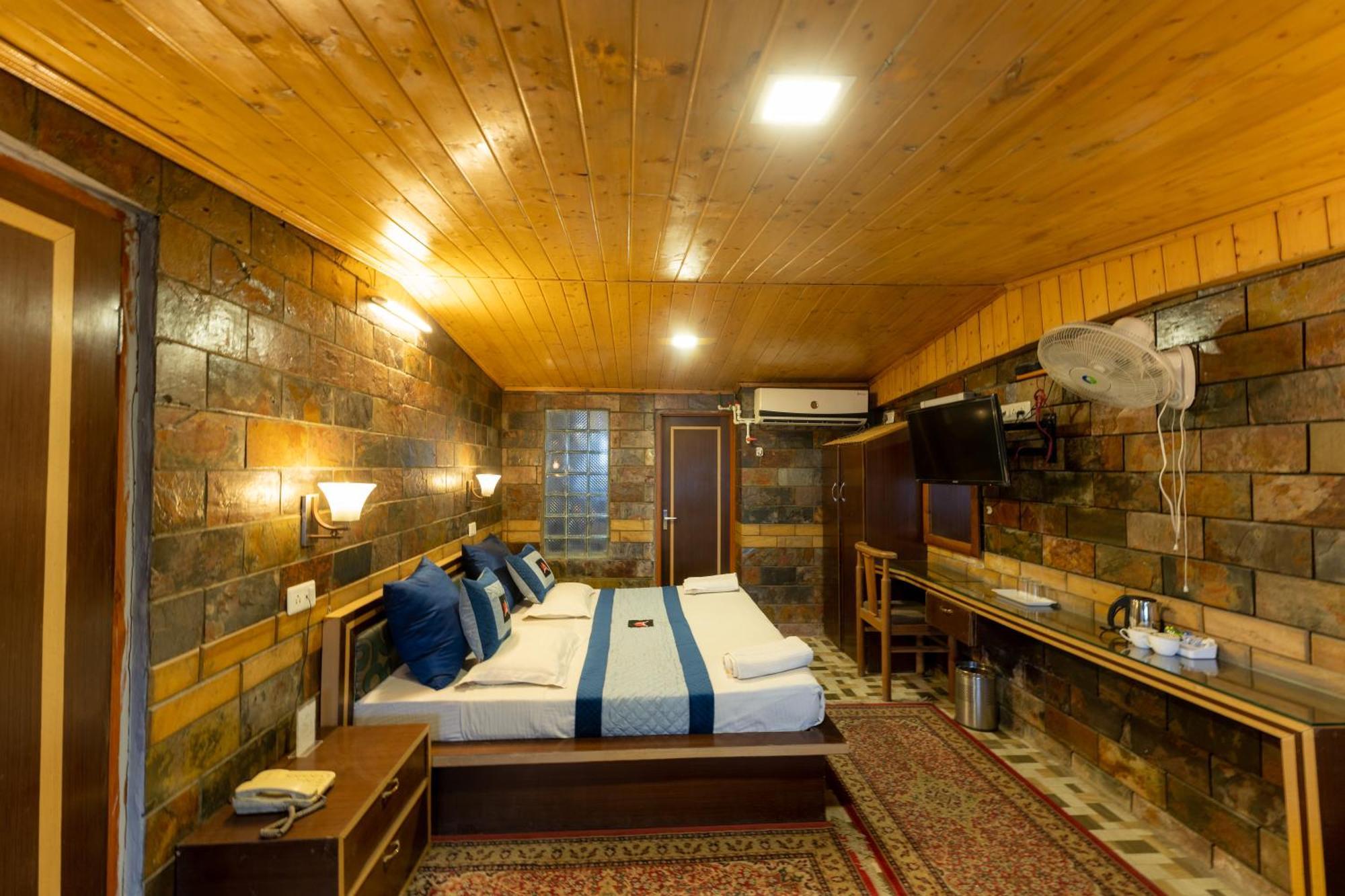 Hotel Akbar At Dal Lake Ghat Number 1 Hotel Srinagar (Jammu and Kashmir)