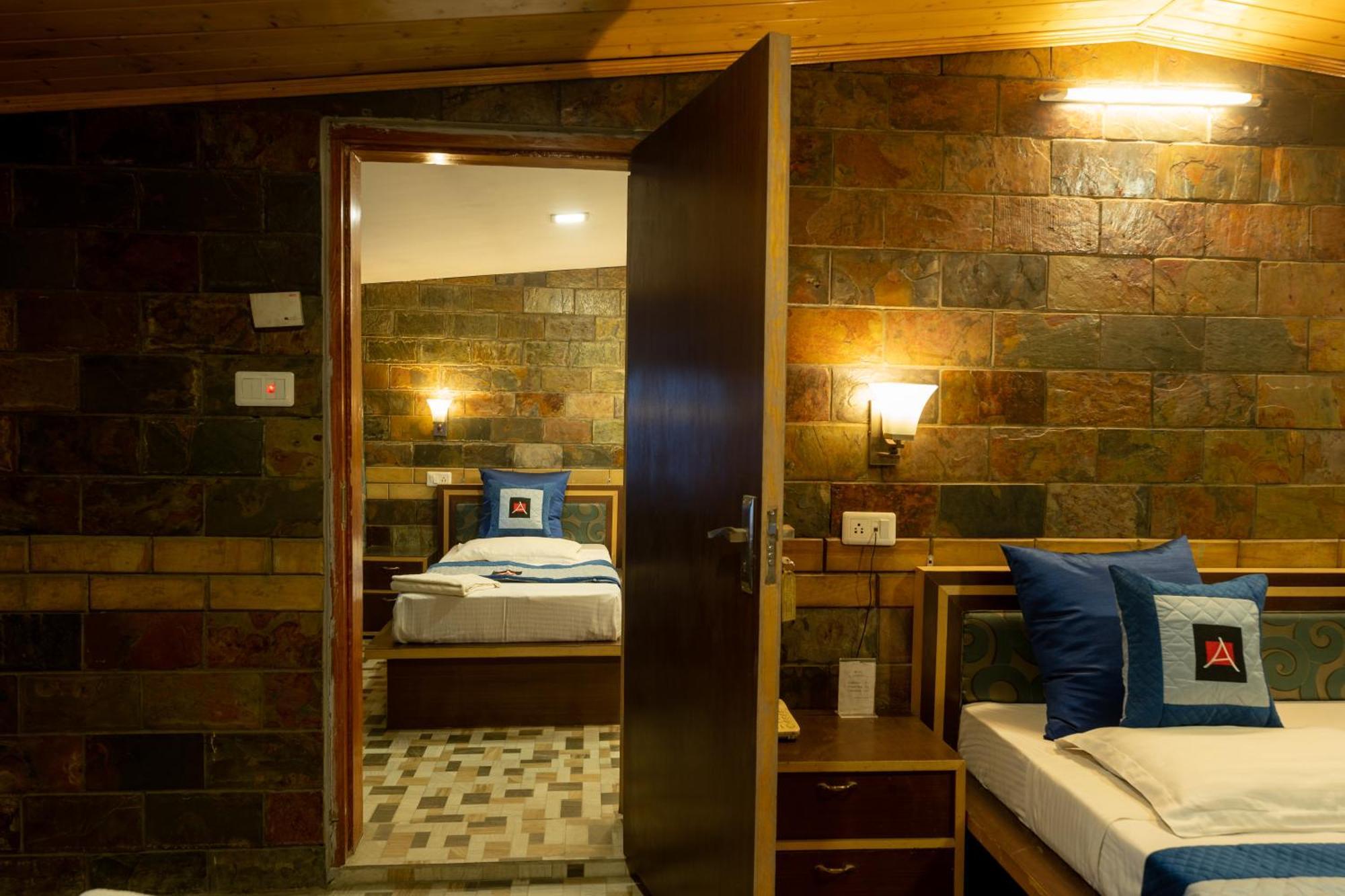 Hotel Akbar At Dal Lake Ghat Number 1 3*