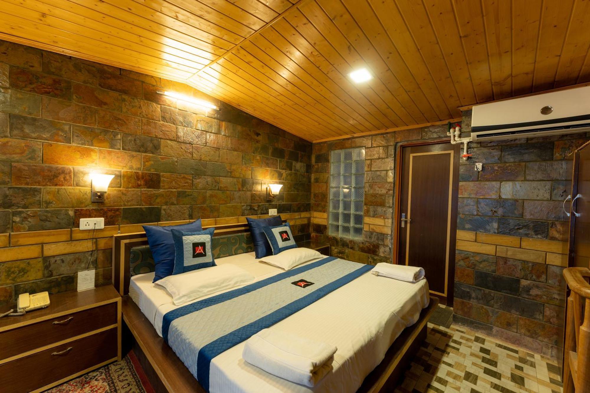 Hotel Akbar At Dal Lake Ghat Number 1 Hotel 3*
