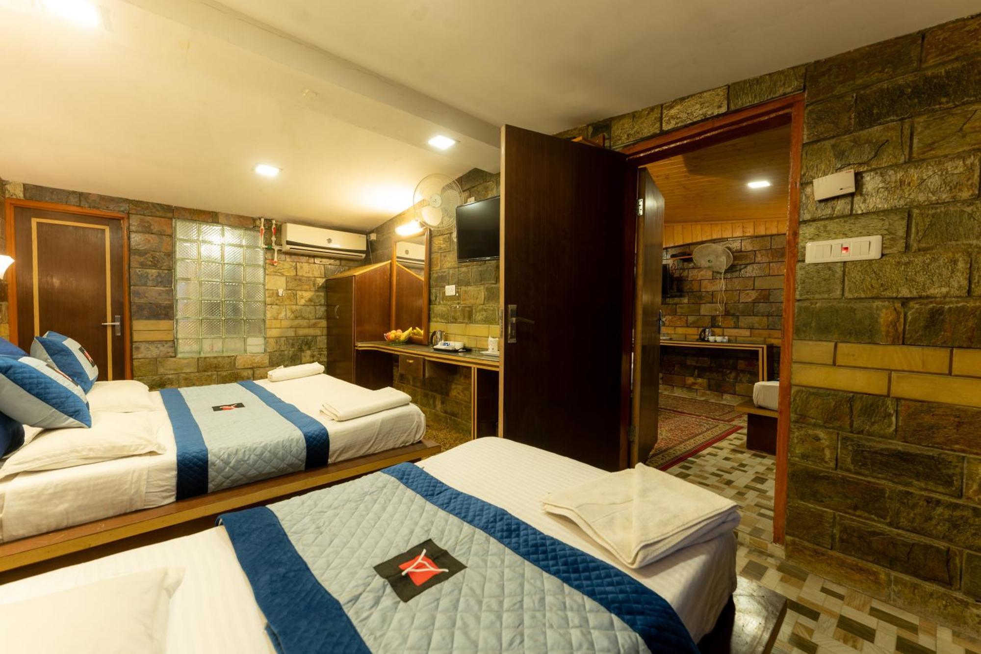 Hotel Hotel Akbar At Dal Lake Ghat Number 1 Srinagar (Jammu and Kashmir)