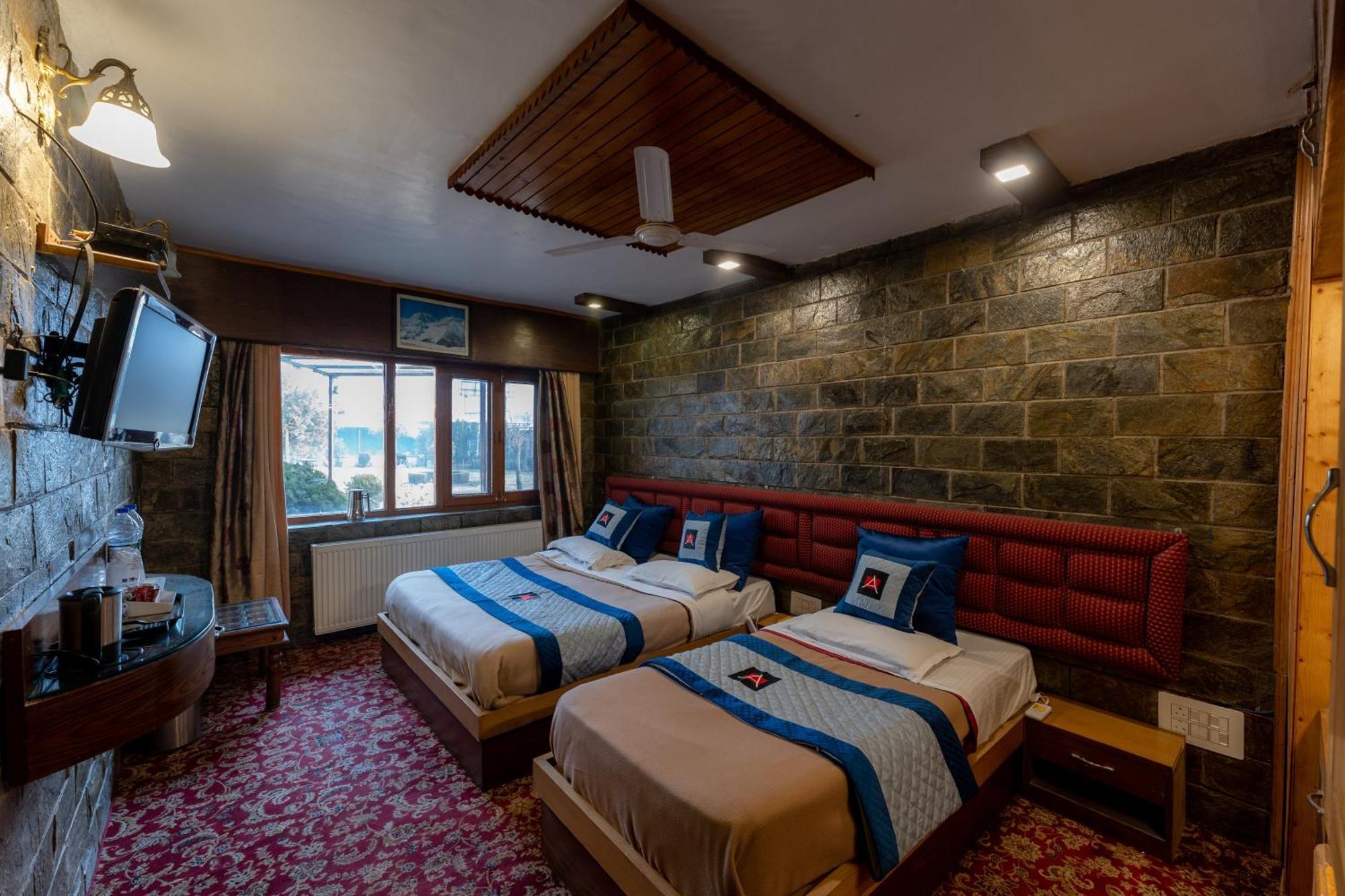 Hotel Akbar At Dal Lake Ghat Number 1 3*