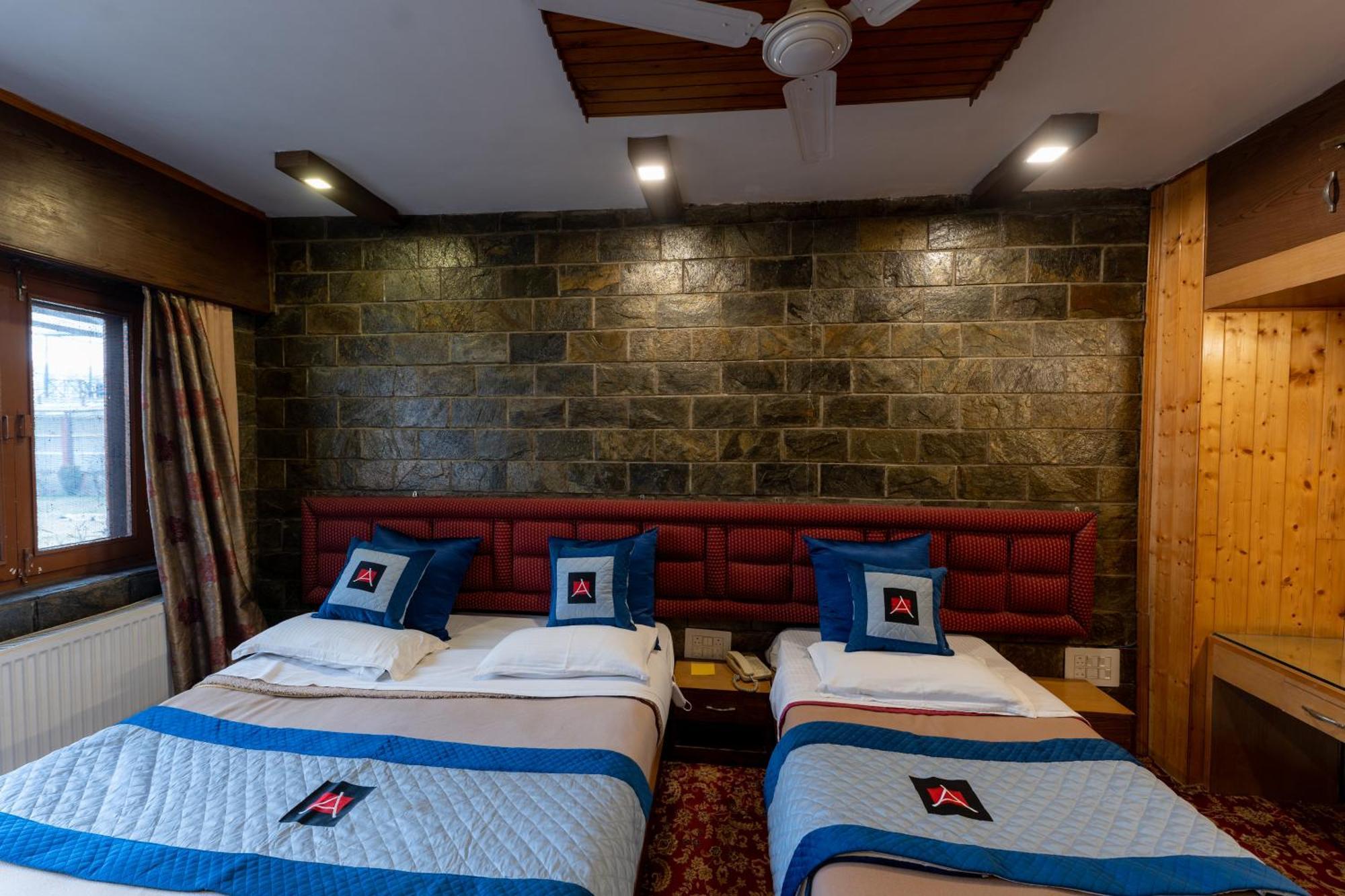 Hotel Akbar At Dal Lake Ghat Number 1 3* Srinagar (Jammu and Kashmir)