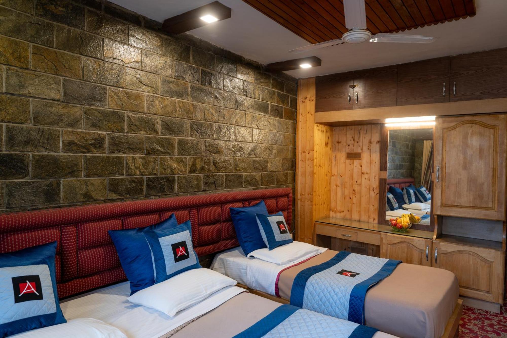 Hotel Hotel Akbar At Dal Lake Ghat Number 1 3*