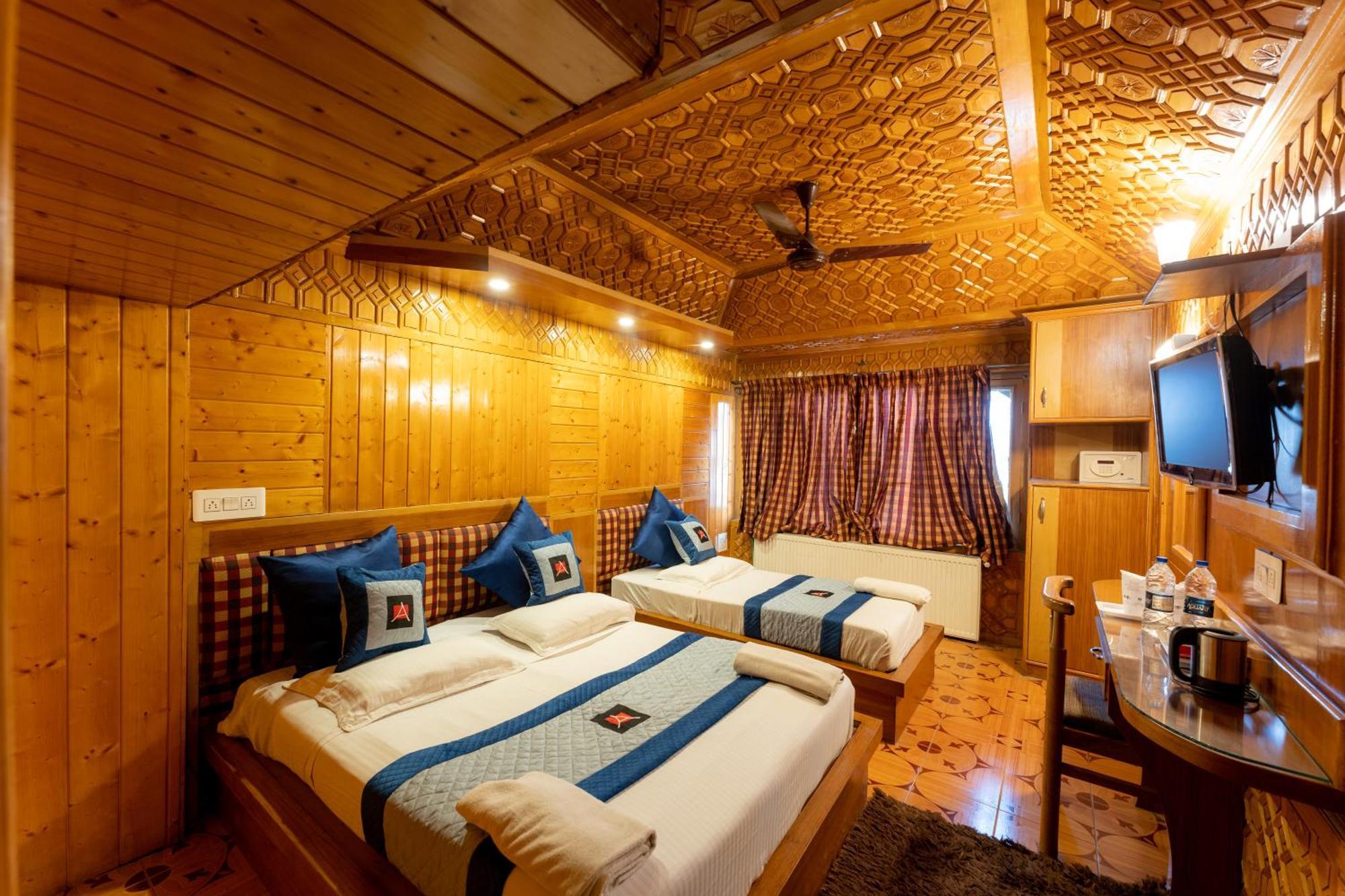 Hotel Akbar At Dal Lake Ghat Number 1 Hotel 3*