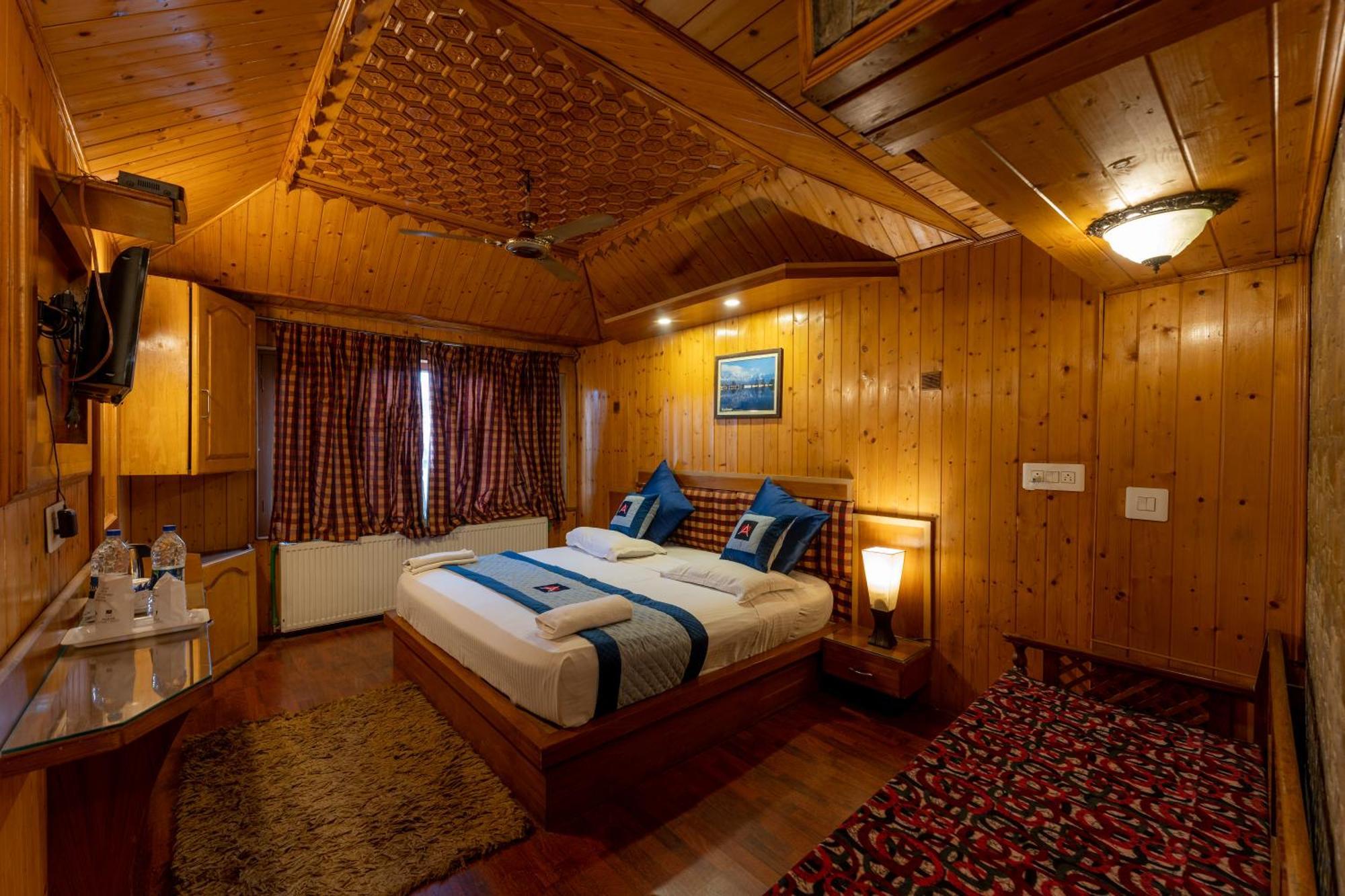 Hotel Akbar At Dal Lake Ghat Number 1 3* Srinagar (Jammu and Kashmir)