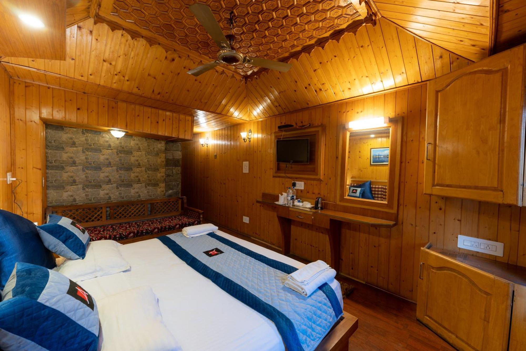 Hotel Hotel Akbar At Dal Lake Ghat Number 1 3*