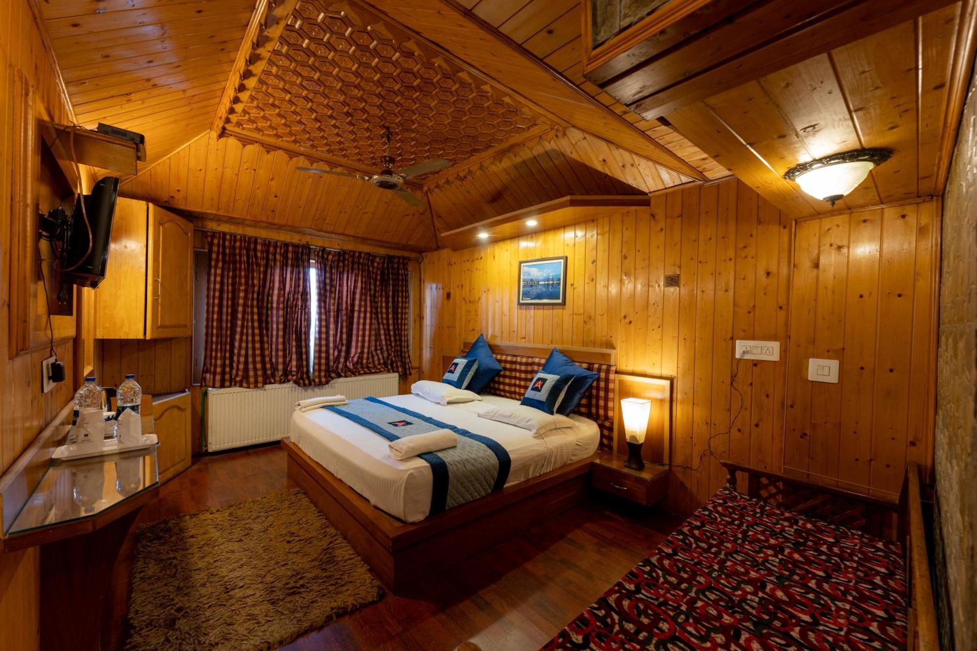 Hotel Akbar At Dal Lake Ghat Number 1 3* Srinagar (Jammu and Kashmir)
