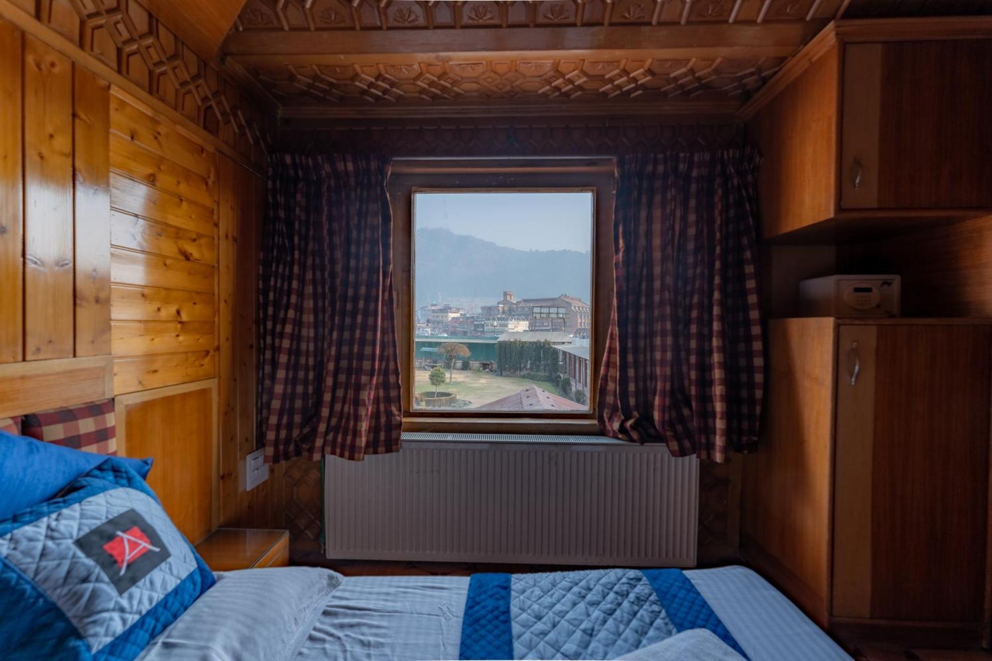 Hotel Akbar At Dal Lake Ghat Number 1 Hotel Srinagar (Jammu and Kashmir)