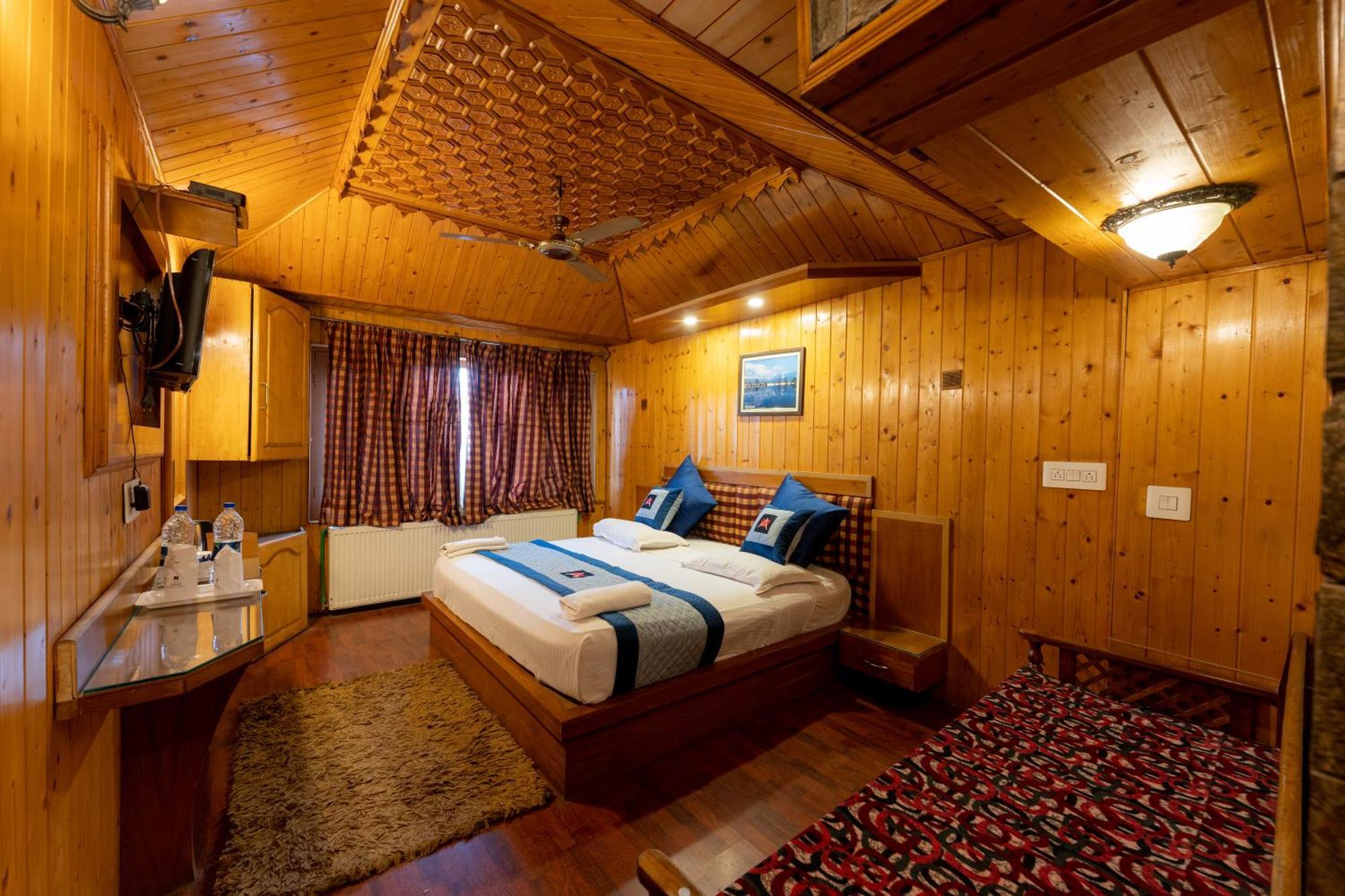 Hotel Akbar At Dal Lake Ghat Number 1 3* Srinagar (Jammu and Kashmir)