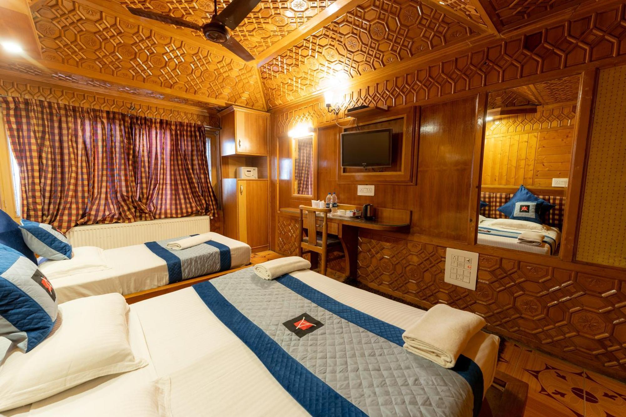 Hotel Akbar At Dal Lake Ghat Number 1 Srinagar (Jammu and Kashmir)