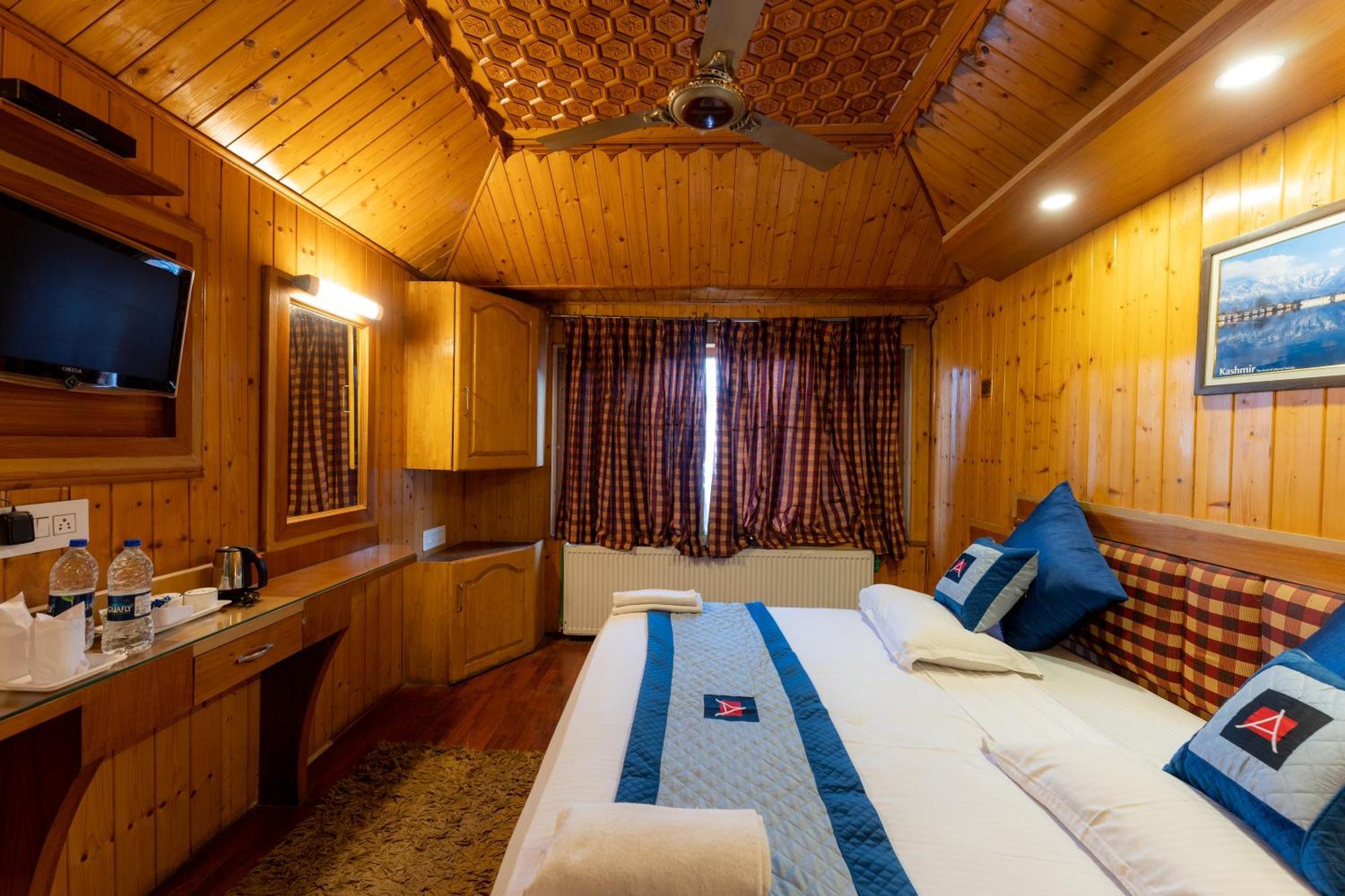 Hotel Akbar At Dal Lake Ghat Number 1 Hotel
