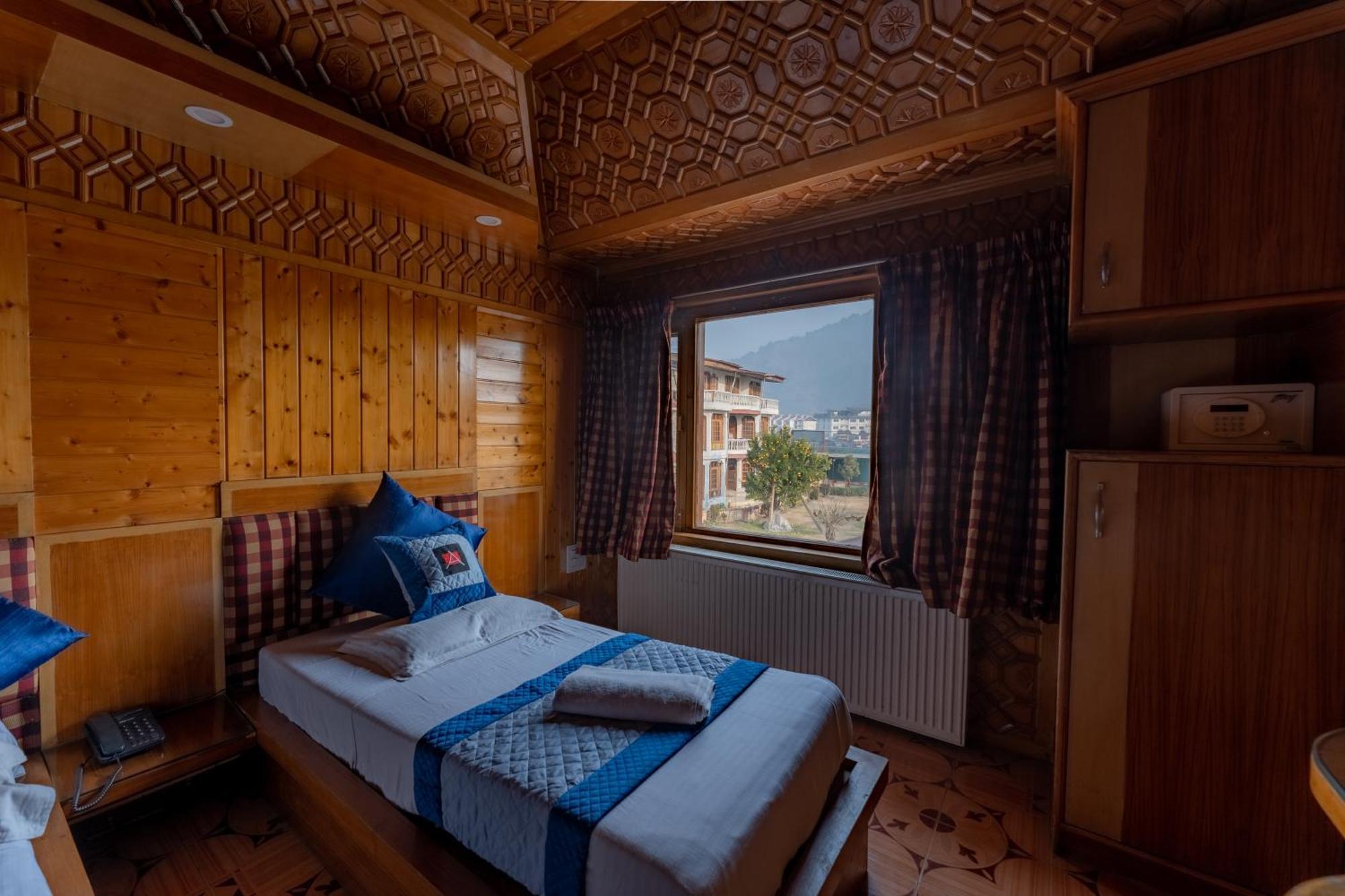 Hotel Akbar At Dal Lake Ghat Number 1 3*
