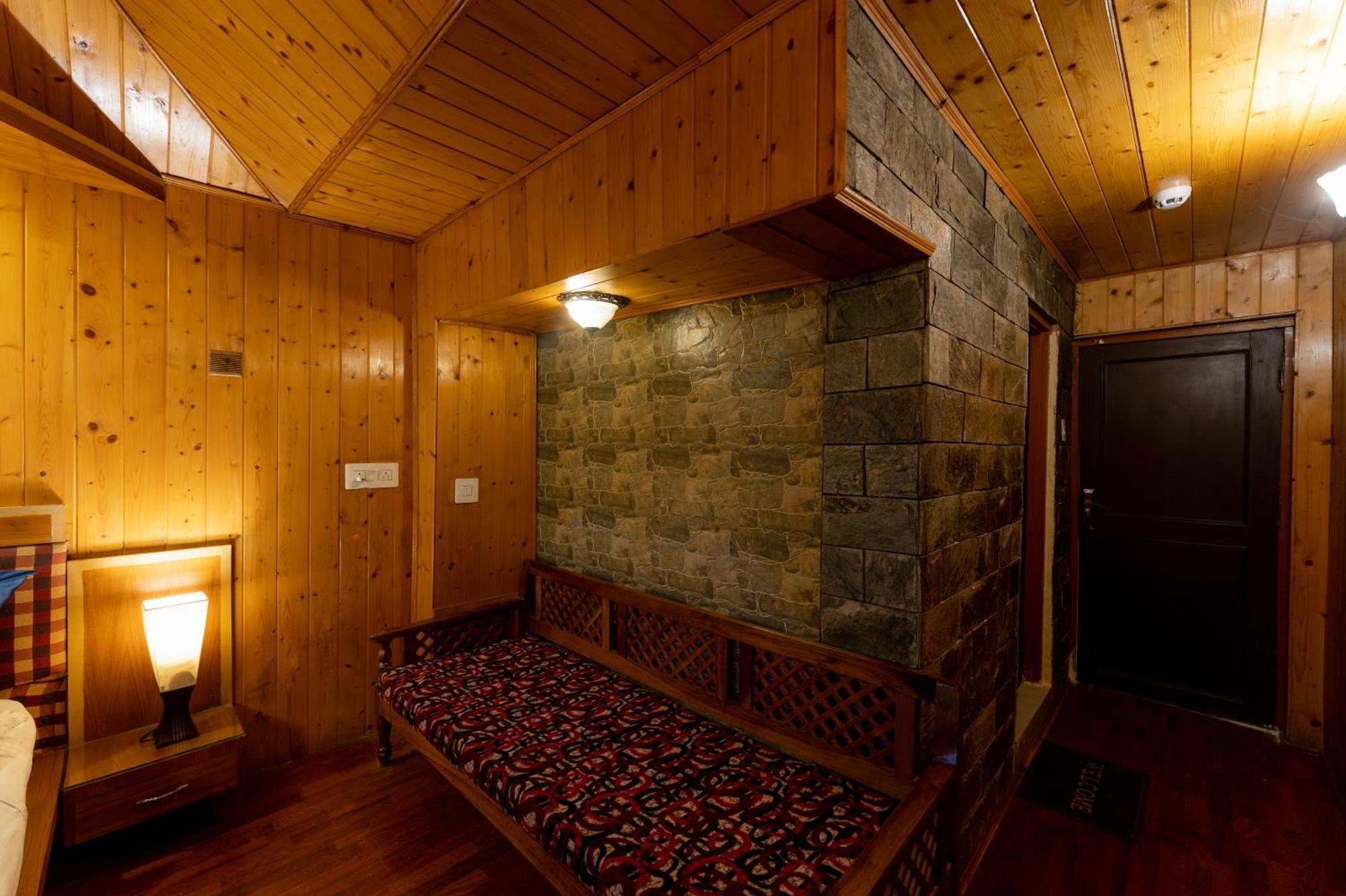 Hotel Akbar At Dal Lake Ghat Number 1 Srinagar (Jammu and Kashmir)