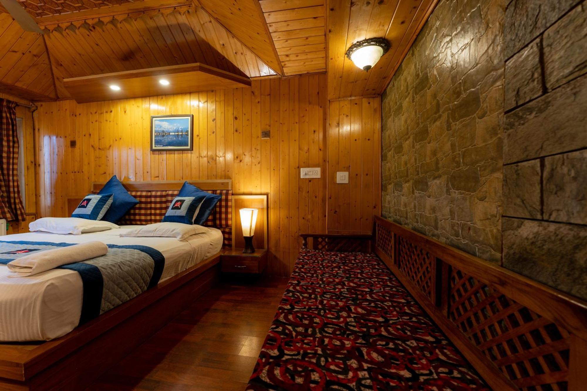 Hotel Akbar At Dal Lake Ghat Number 1 Hotel