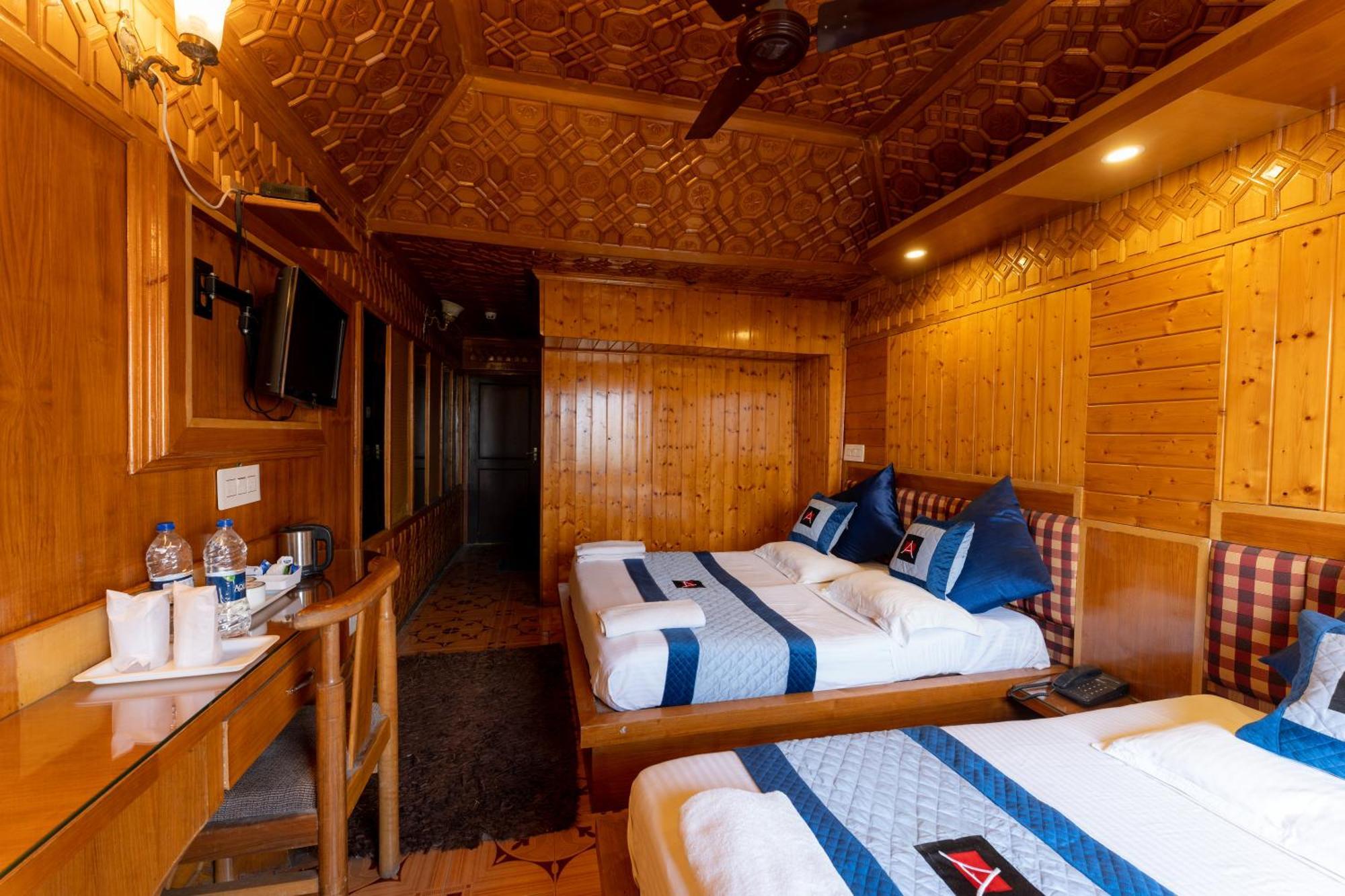 Hotel Akbar At Dal Lake Ghat Number 1 Hotel
