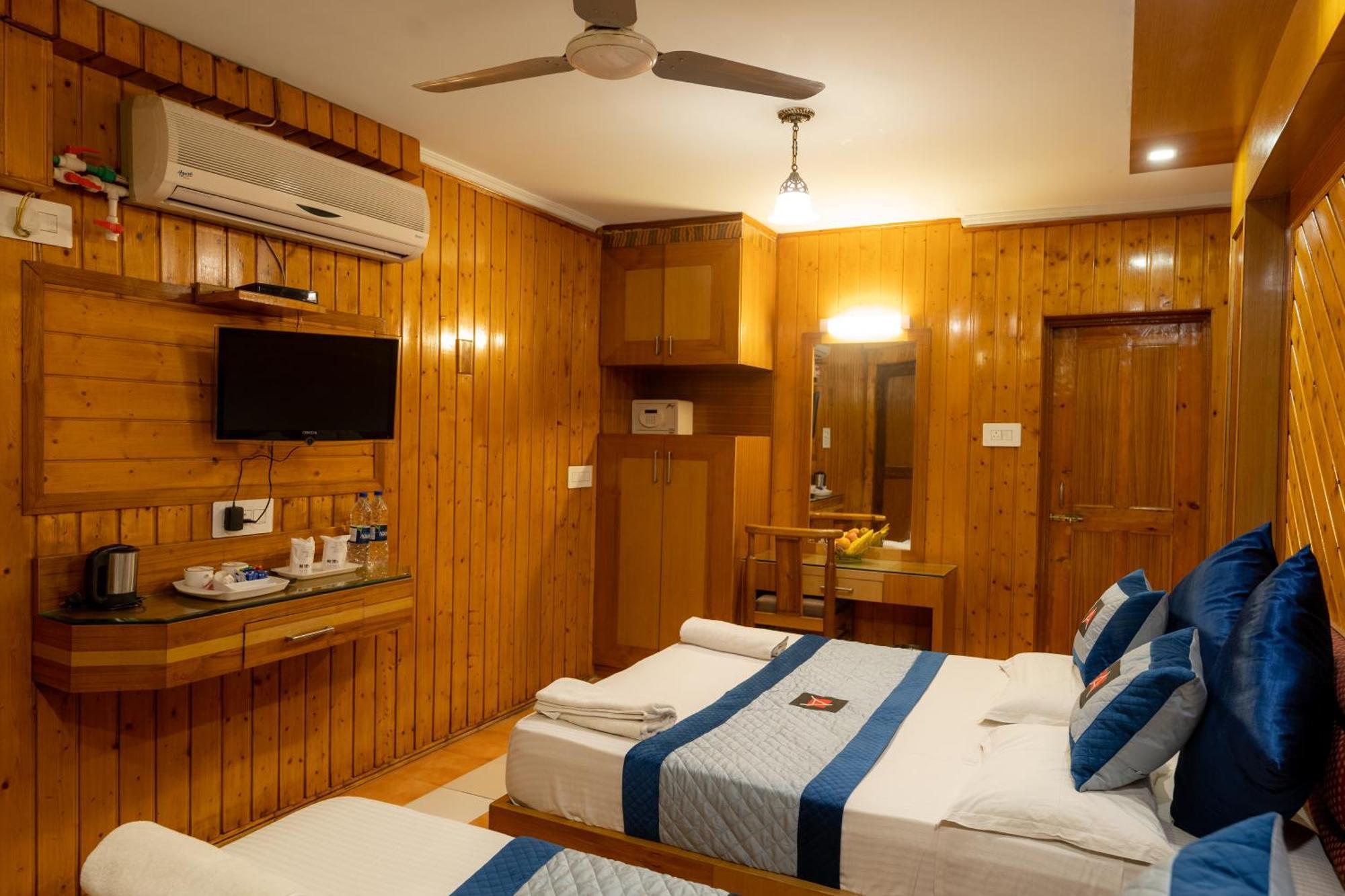 Hotel Akbar At Dal Lake Ghat Number 1 Hotel 3*