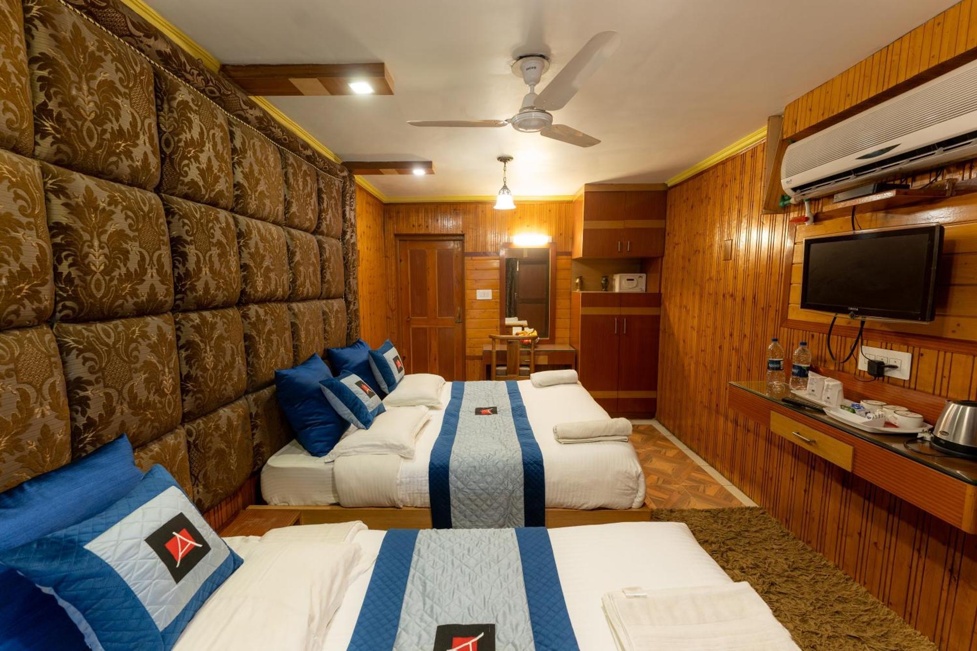 Hotel Akbar At Dal Lake Ghat Number 1 Hotel Srinagar (Jammu and Kashmir)