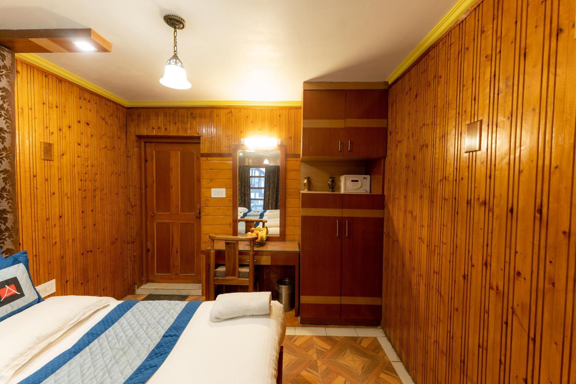 Hotel Hotel Akbar At Dal Lake Ghat Number 1 3*