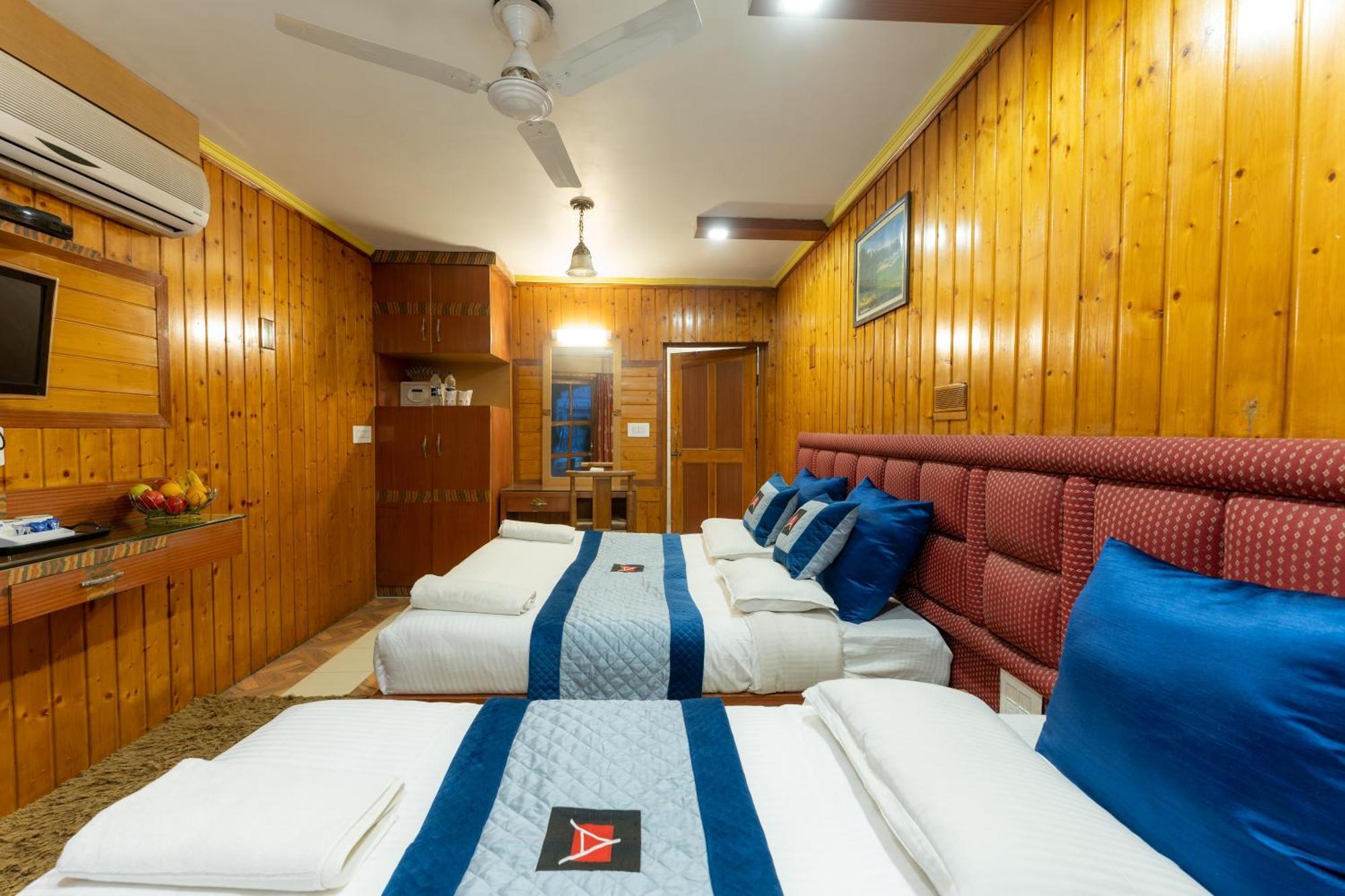 Hotel Hotel Akbar At Dal Lake Ghat Number 1 3*