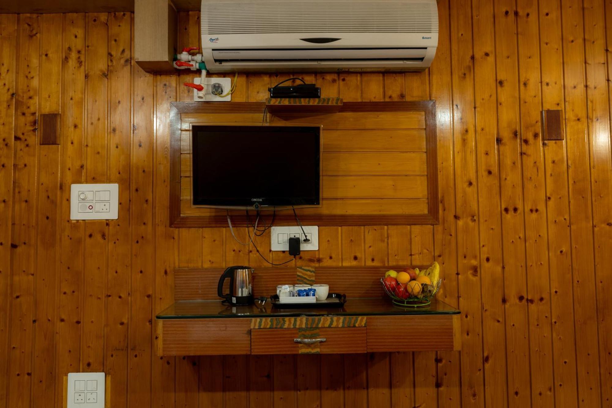 Hotel Hotel Akbar At Dal Lake Ghat Number 1