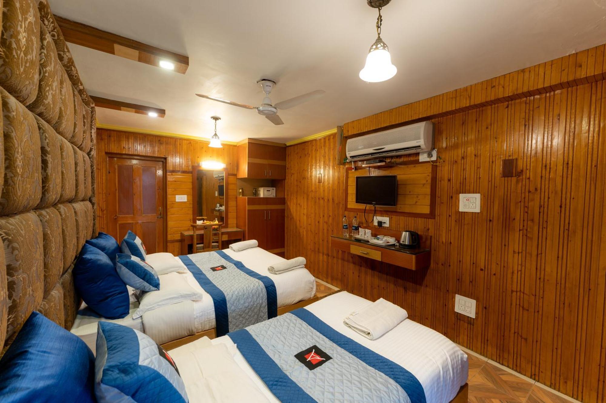 Hotel Akbar At Dal Lake Ghat Number 1 3*