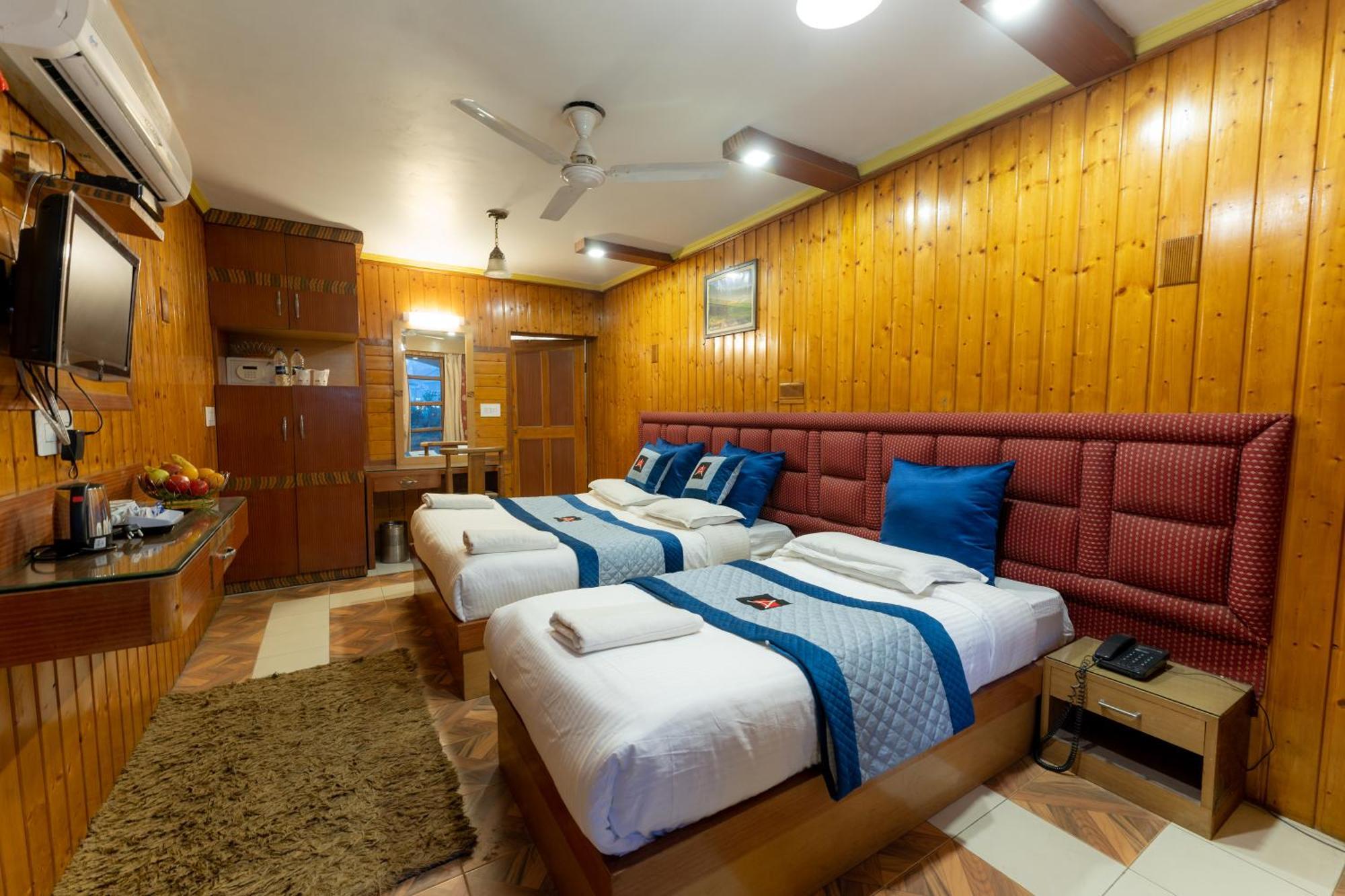 Hotel Akbar At Dal Lake Ghat Number 1 Srinagar (Jammu and Kashmir)