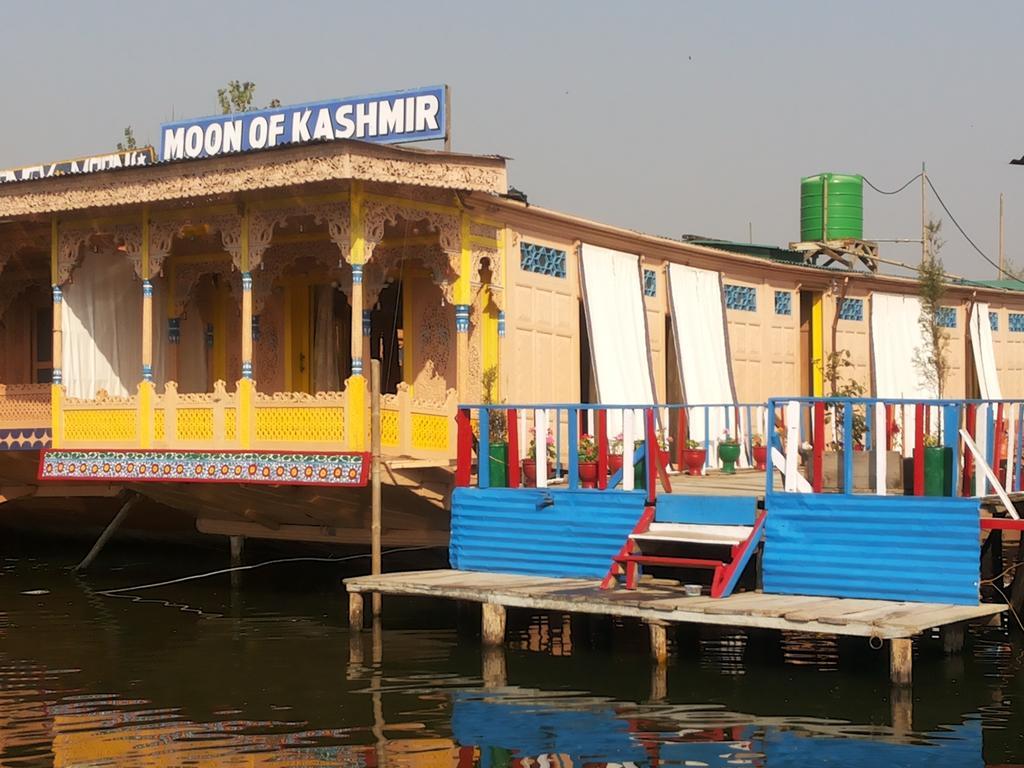 Botel Houseboat Moon Of Kashmir