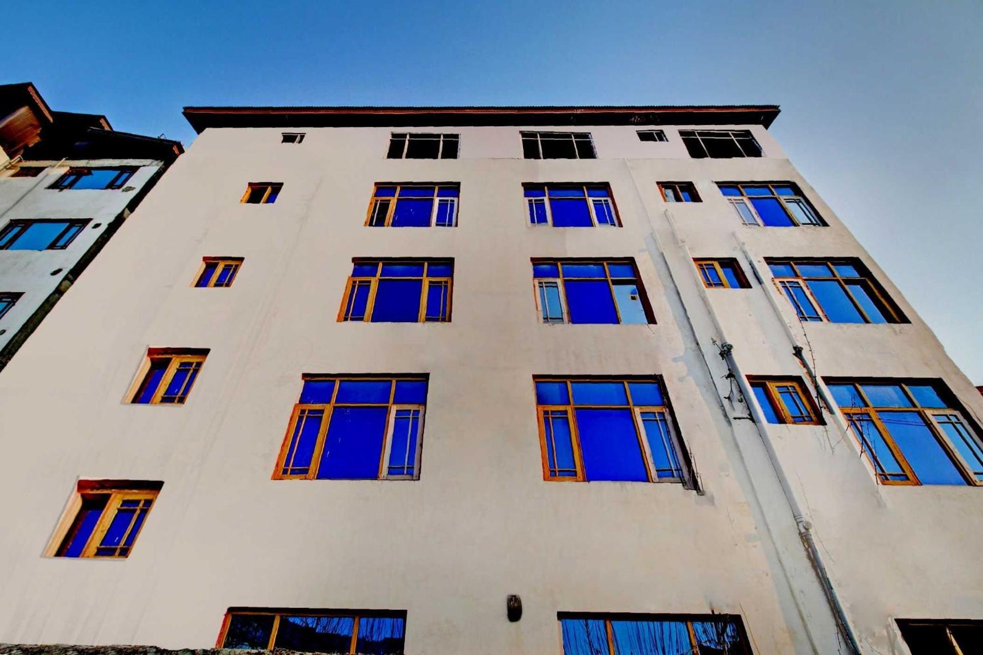 Oyo Flagship 85949 Ground Plaza Hotel Srinagar (Jammu and Kashmir)