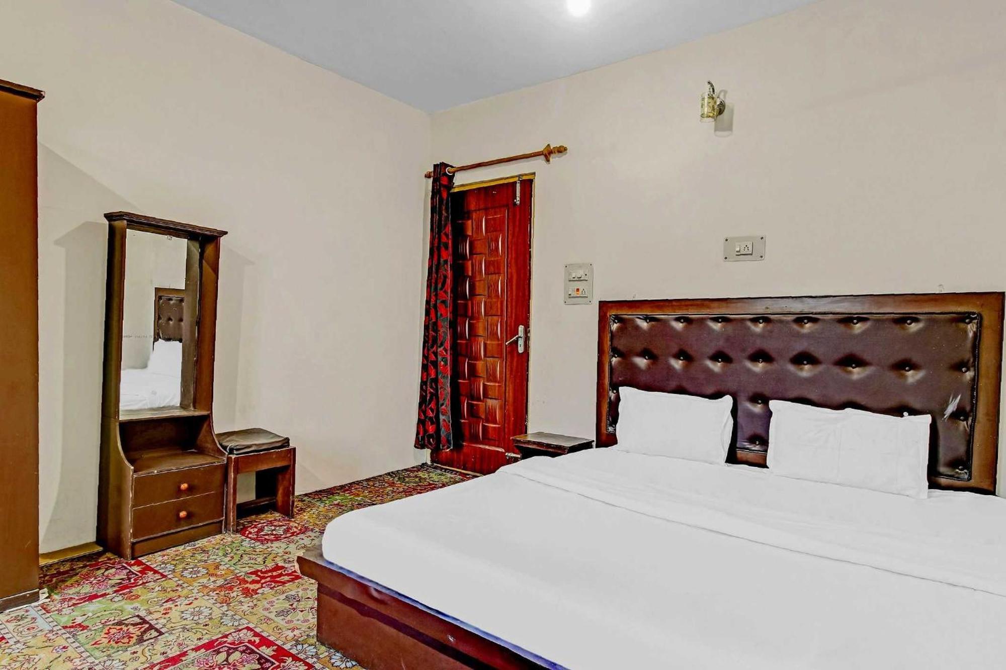 Oyo Flagship 85949 Ground Plaza Srinagar (Jammu and Kashmir)