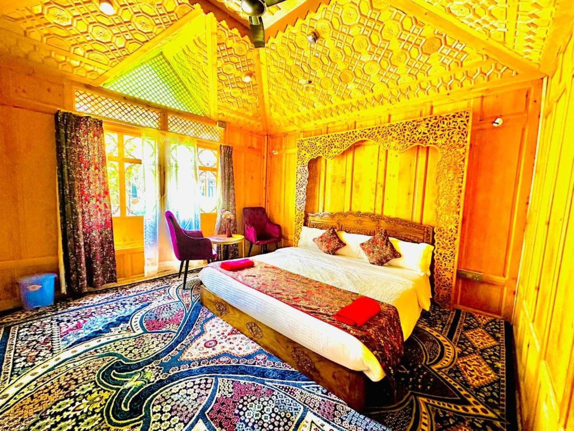 Floating Luxury Group Of Houseboats Botel Srinagar (Jammu and Kashmir)