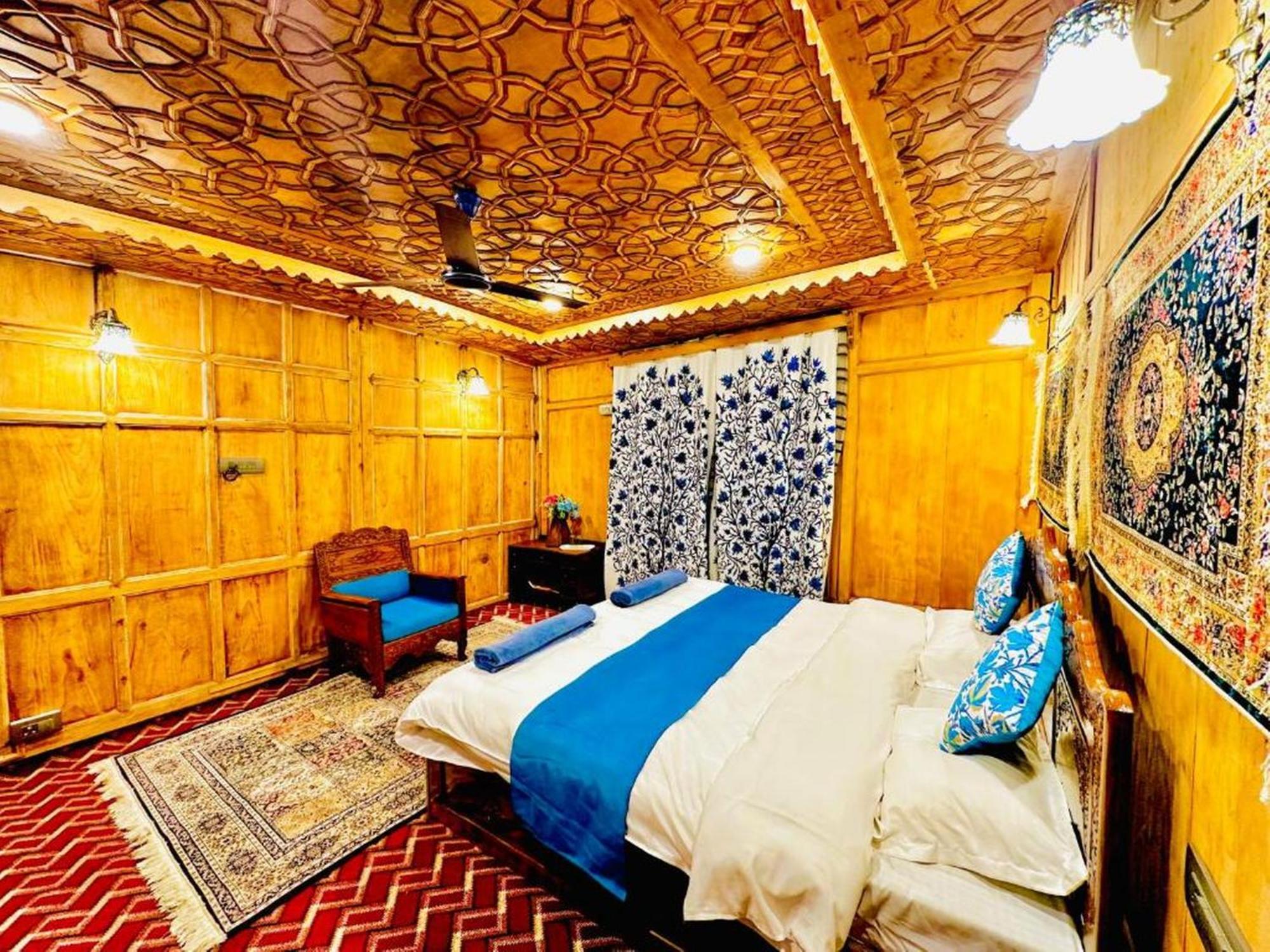 Floating Luxury Group Of Houseboats Botel 4*