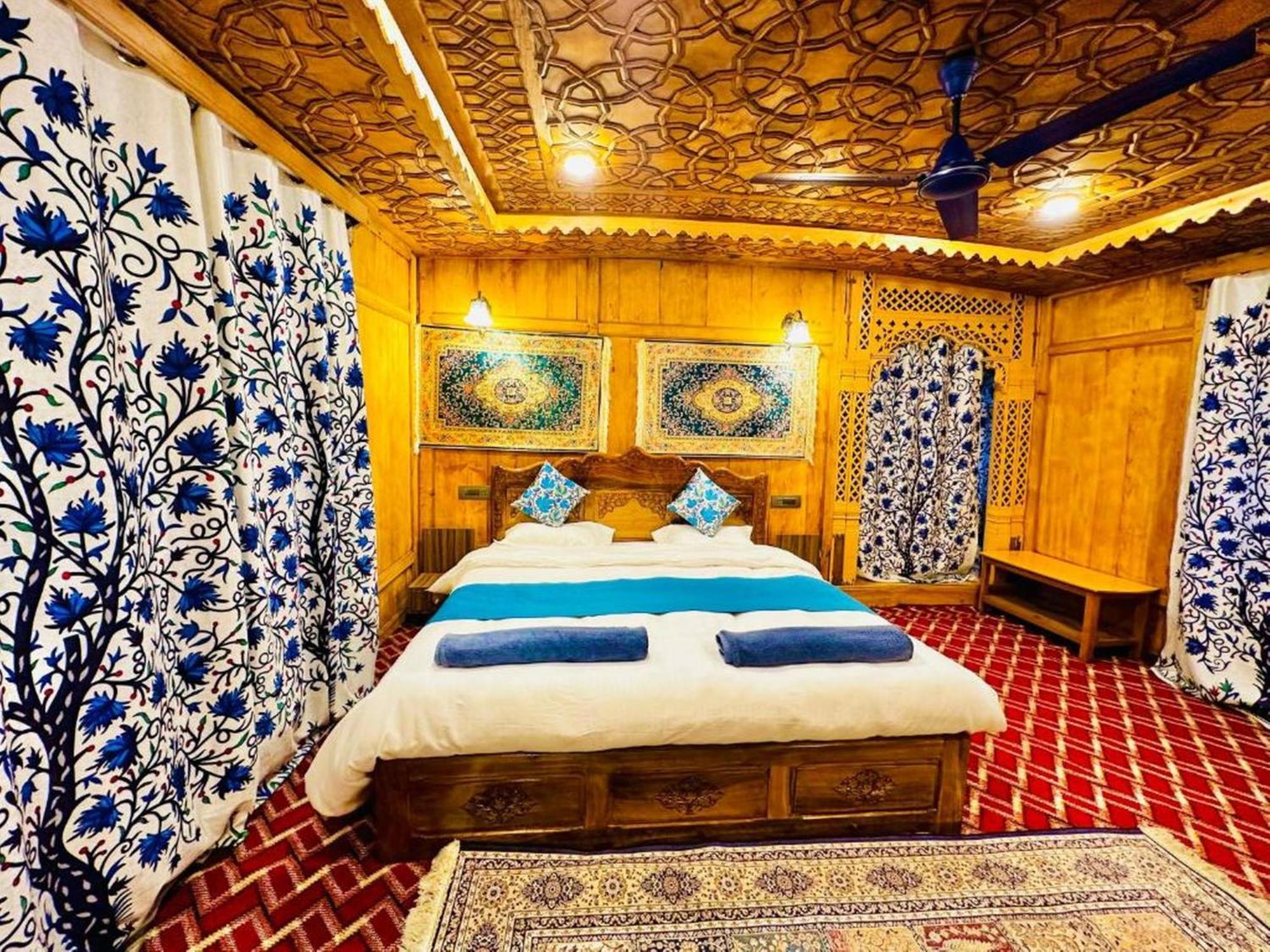 Botel Floating Luxury Group Of Houseboats Srinagar (Jammu and Kashmir)