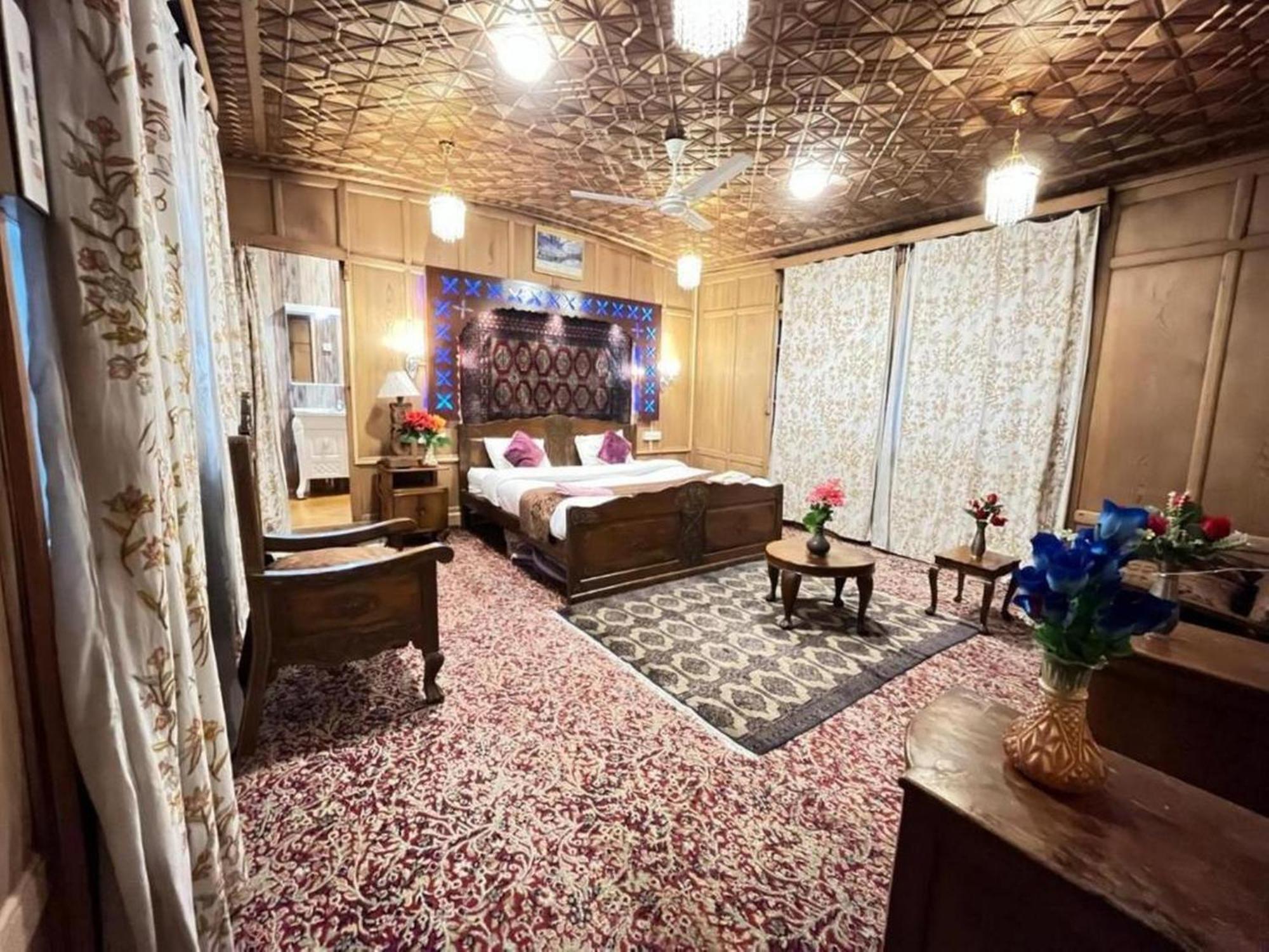 Floating Luxury Group Of Houseboats Botel Srinagar (Jammu and Kashmir)