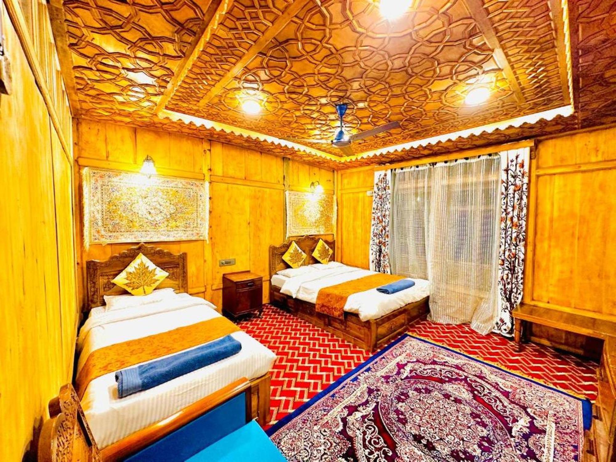 Floating Luxury Group Of Houseboats Botel 4*
