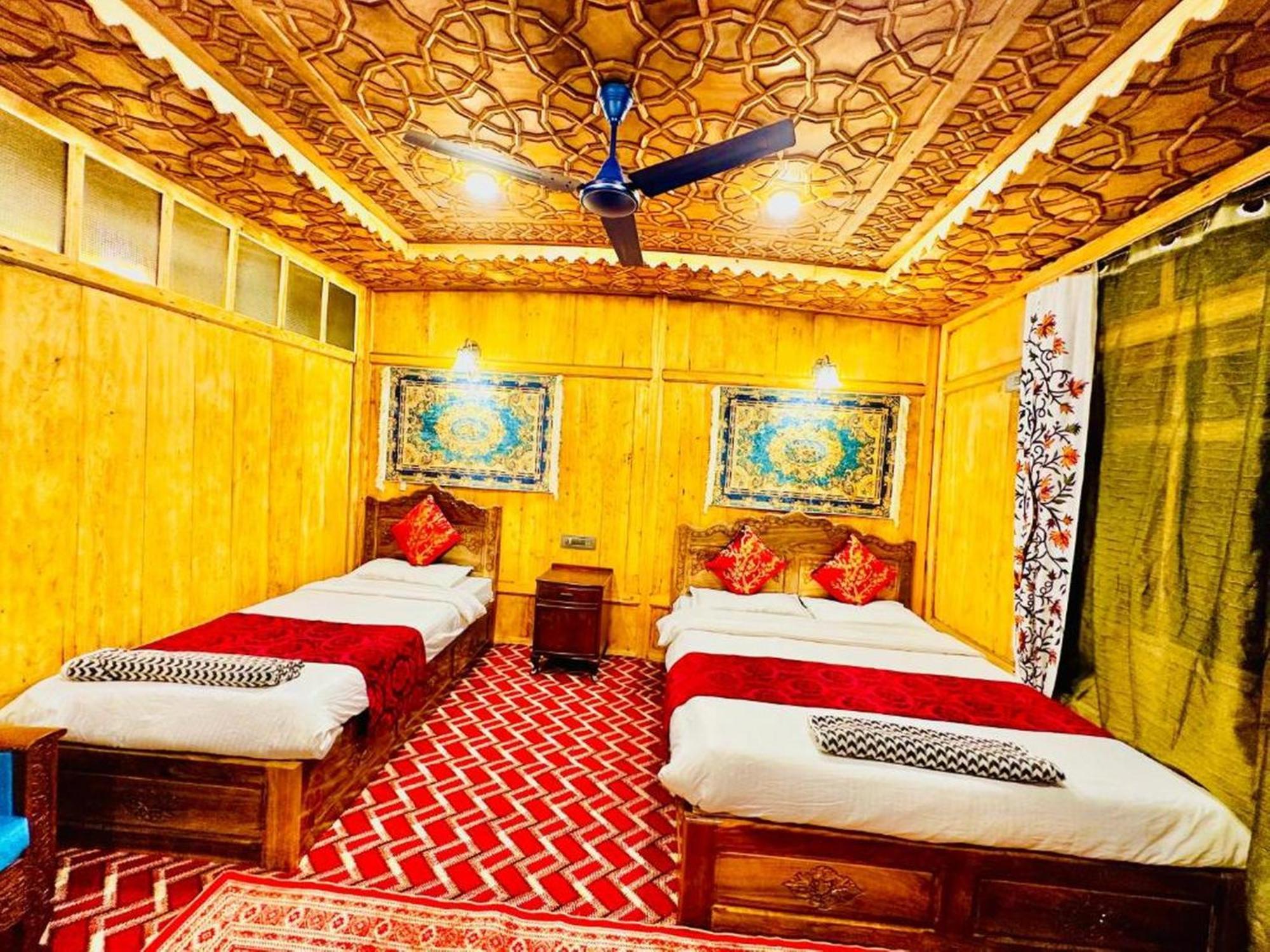 Floating Luxury Group Of Houseboats Botel 4*