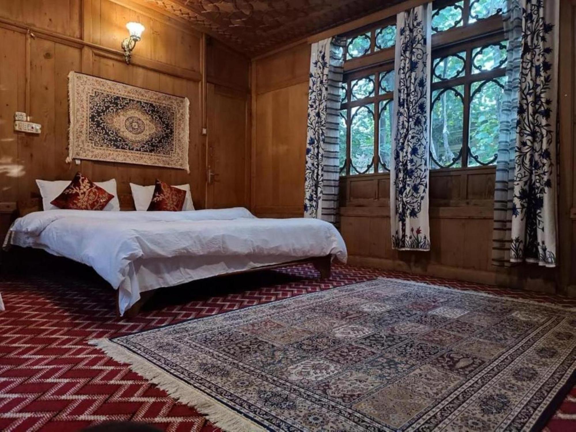 Floating Luxury Group Of Houseboats Botel Srinagar (Jammu and Kashmir)