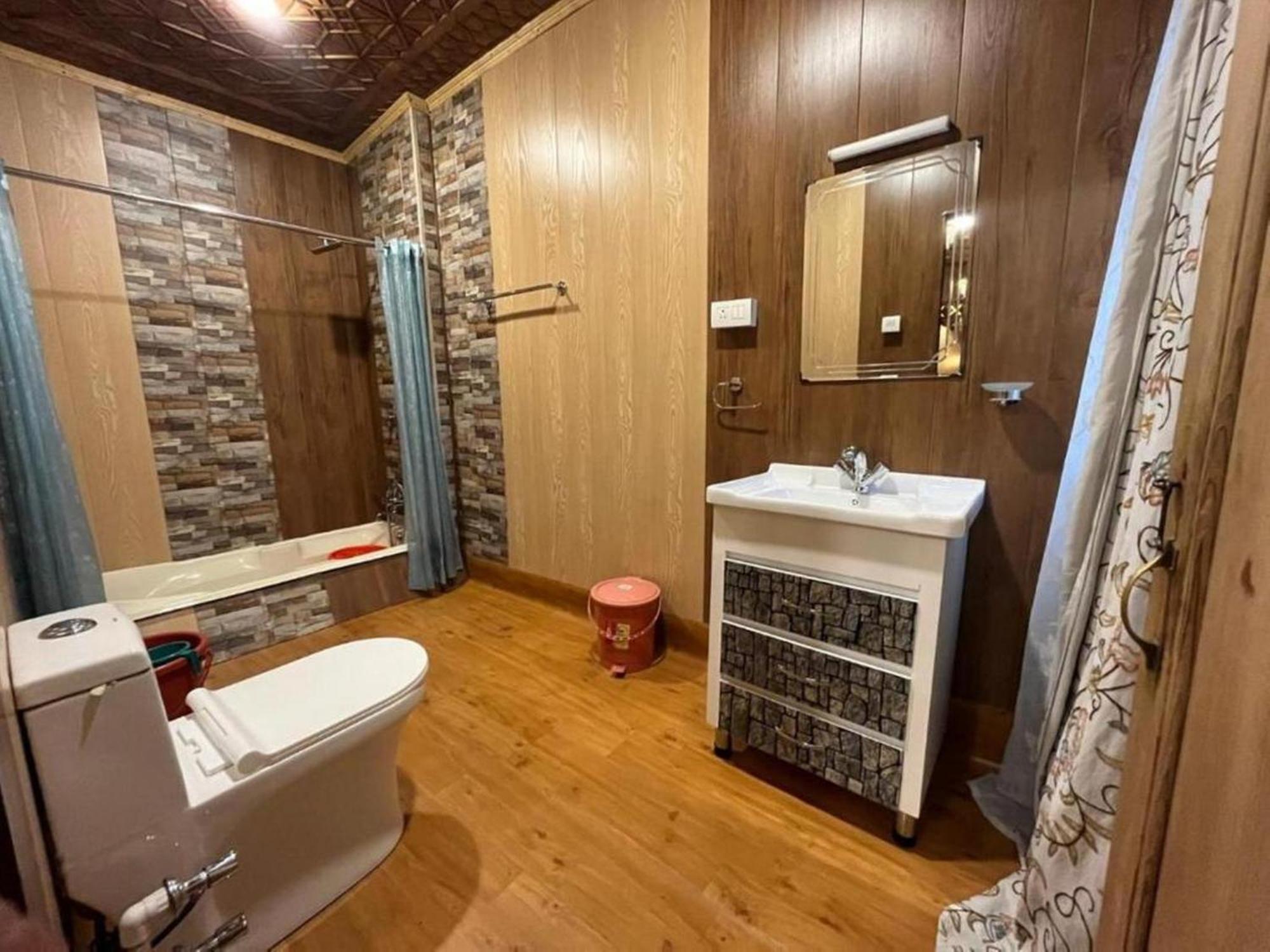 Botel Floating Luxury Group Of Houseboats Srinagar (Jammu and Kashmir)
