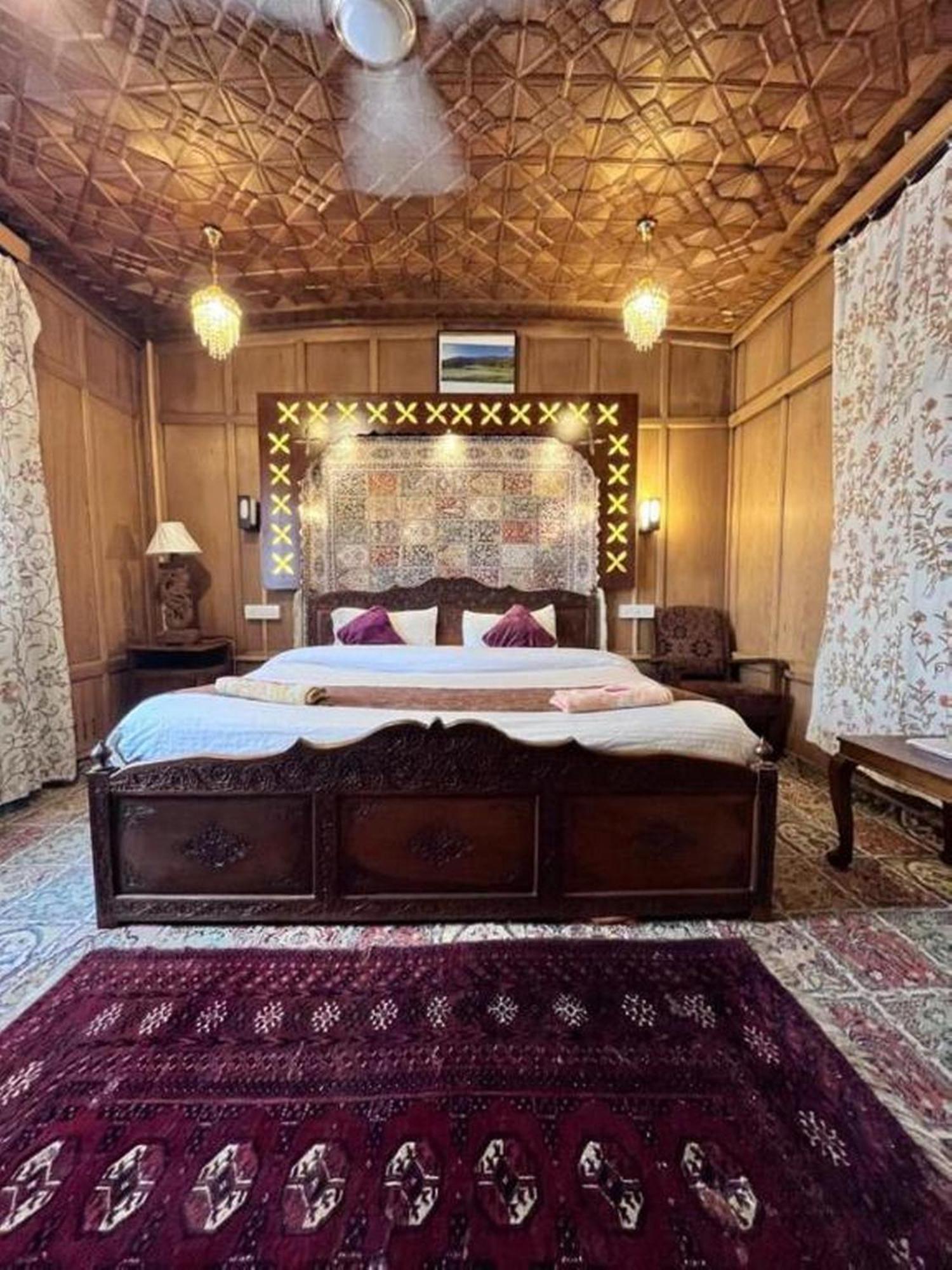 Floating Luxury Group Of Houseboats Srinagar (Jammu and Kashmir)