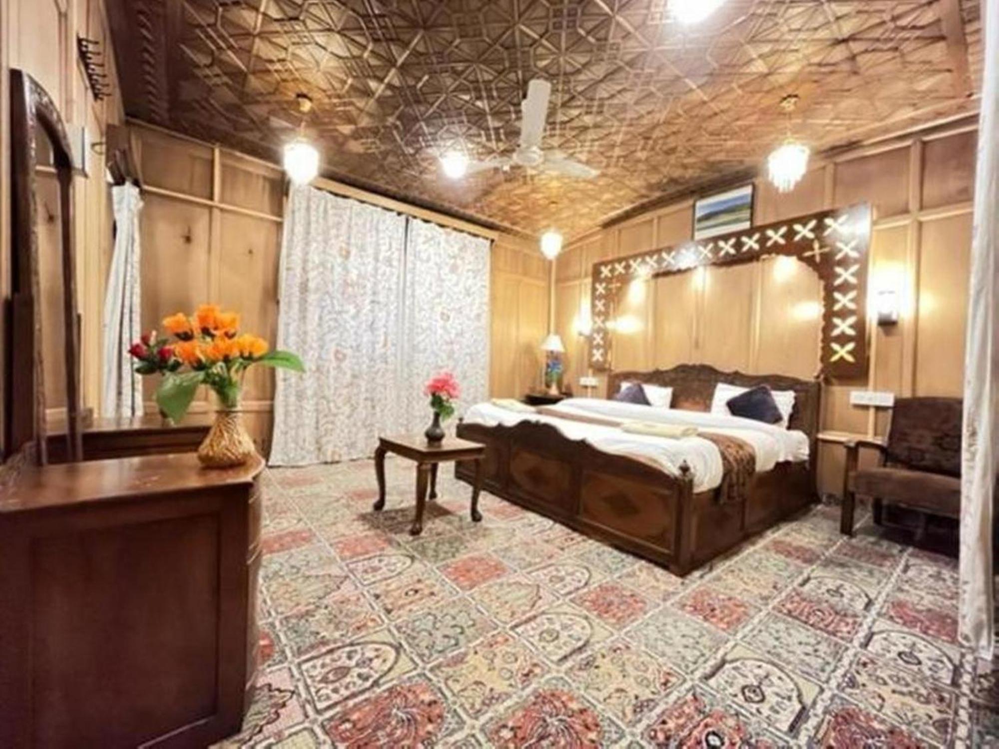 Floating Luxury Group Of Houseboats 4* Srinagar (Jammu and Kashmir)